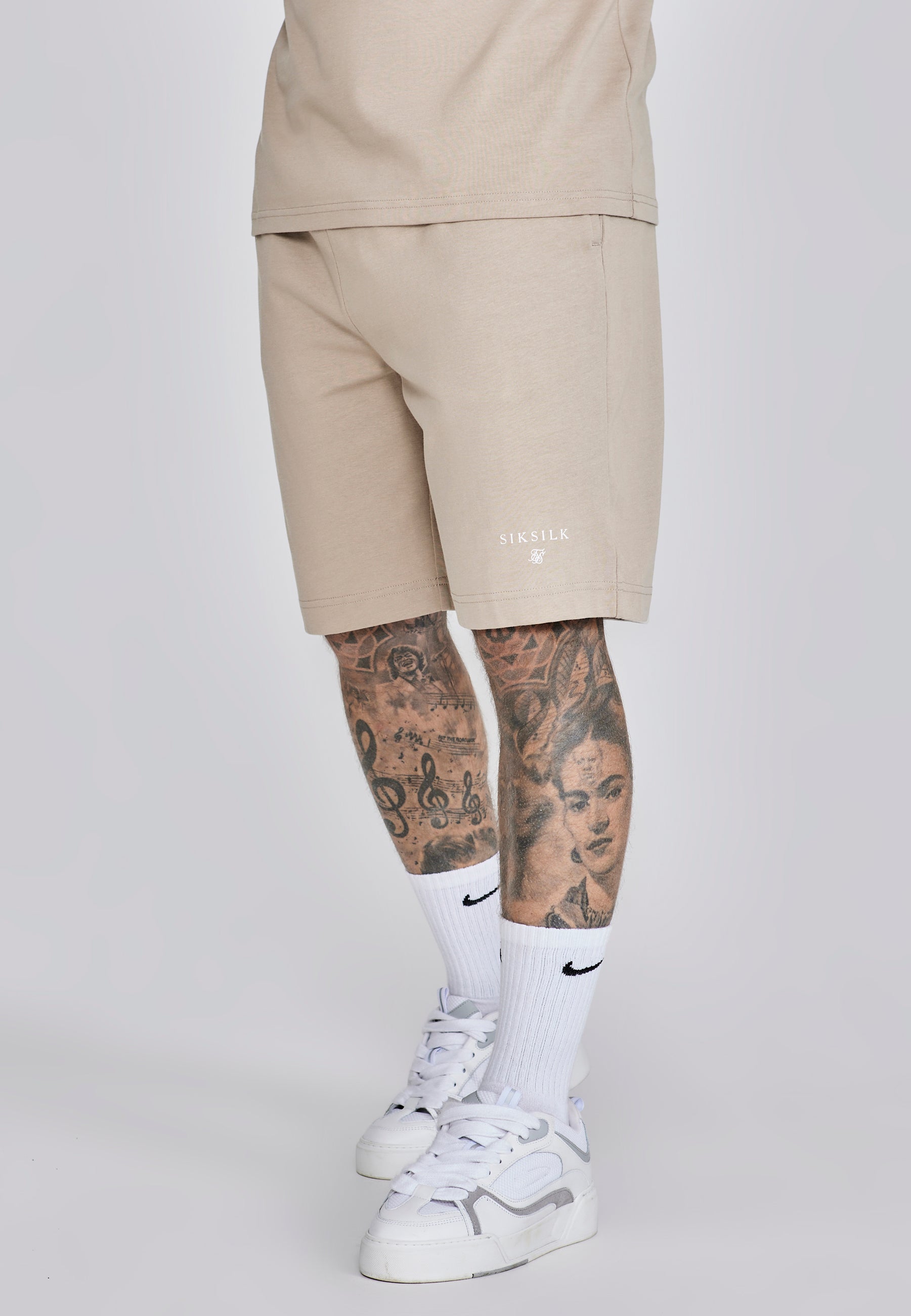 Set di maglietta e pantaloncini beige SikSilk