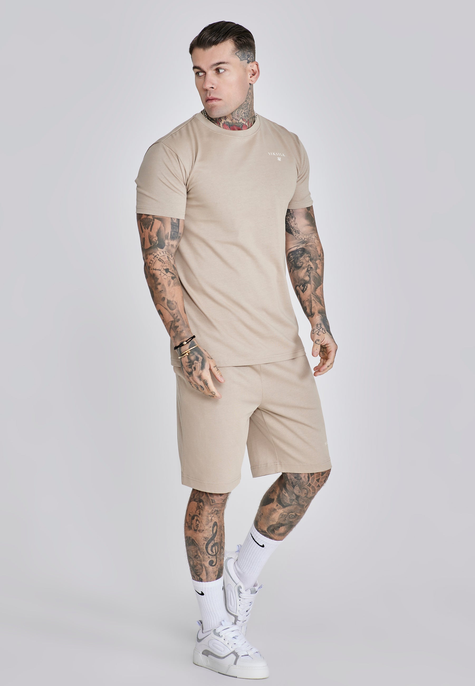 Set di maglietta e pantaloncini beige SikSilk