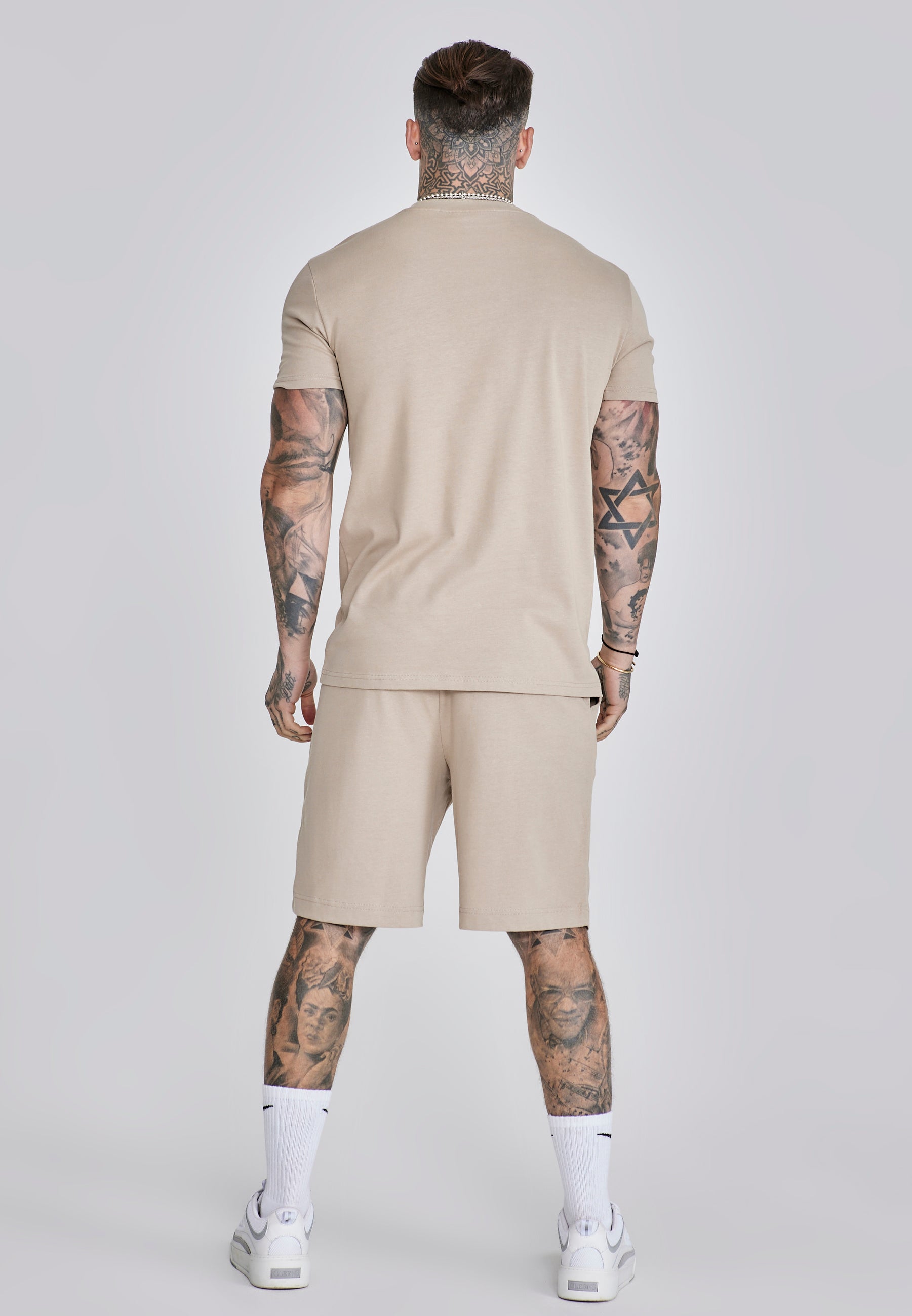 Set di maglietta e pantaloncini beige SikSilk