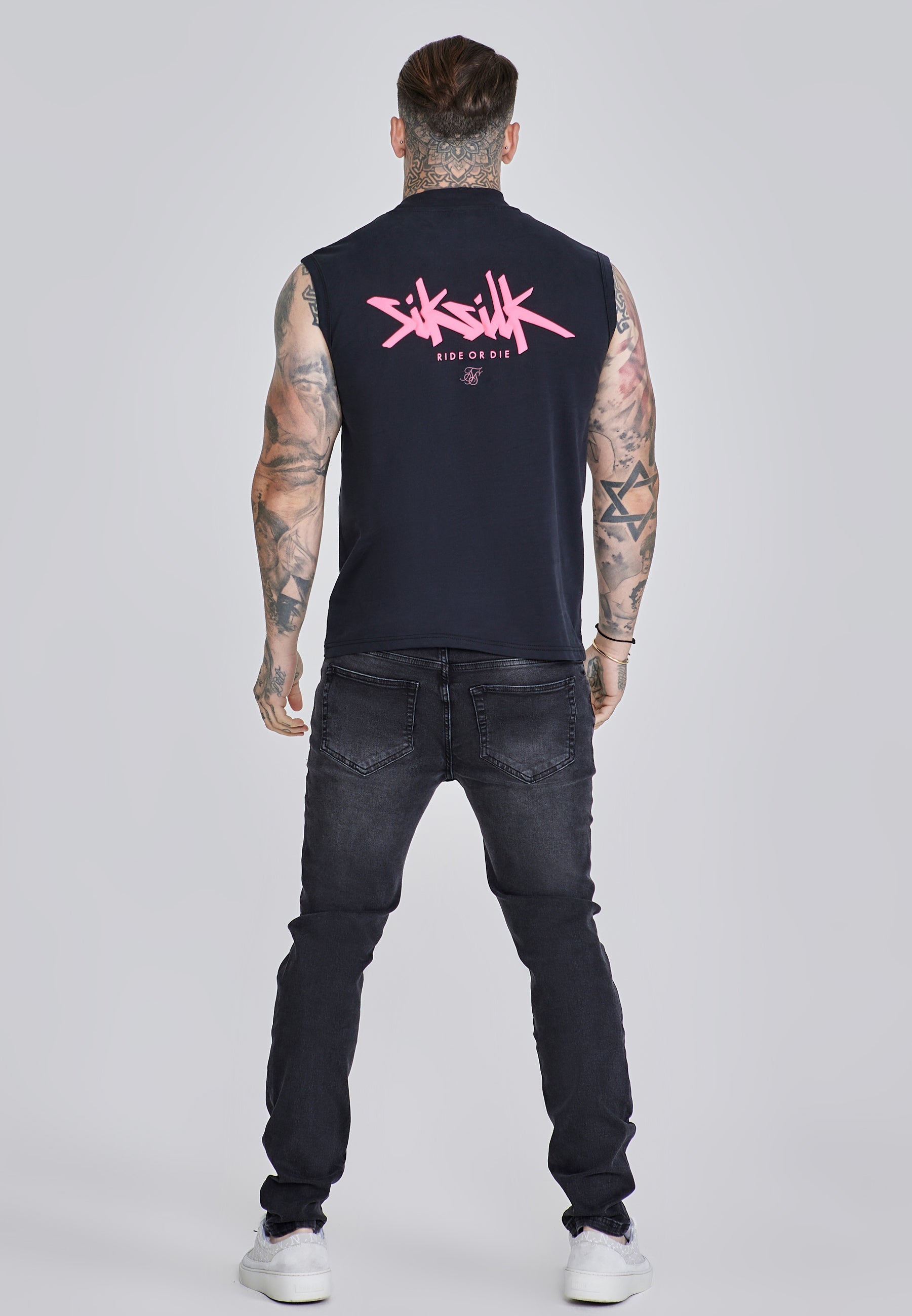 Gilet attivo in nero, T-shirt rosa SikSilk