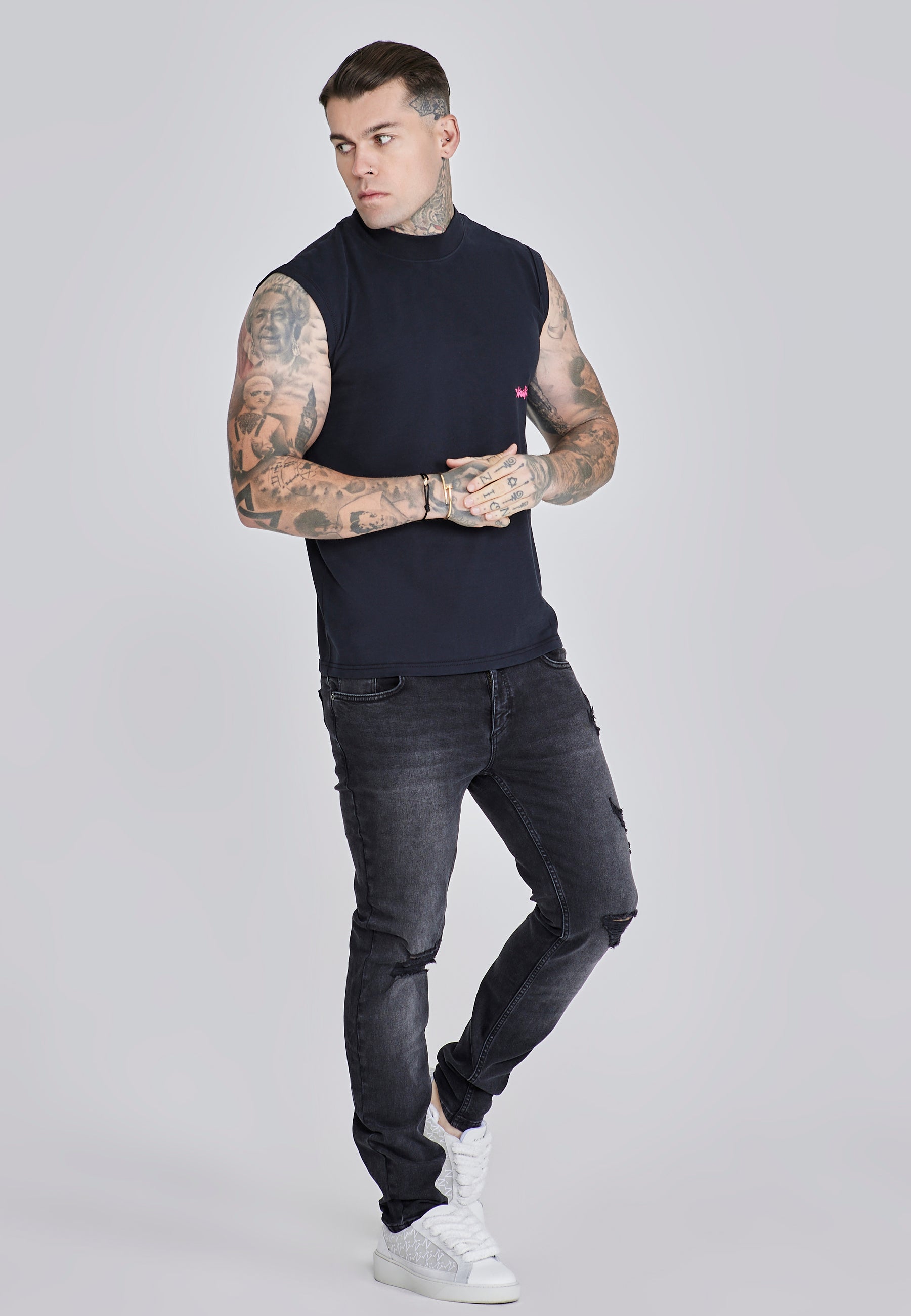 Gilet attivo in nero, T-shirt rosa SikSilk