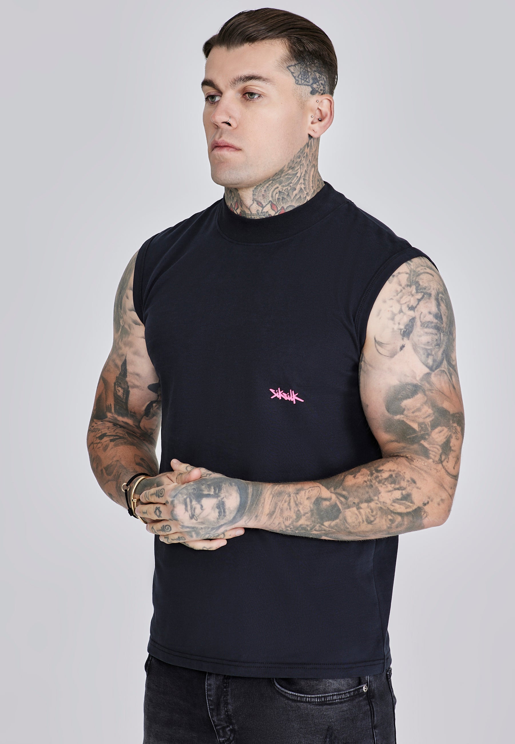 Gilet attivo in nero, T-shirt rosa SikSilk