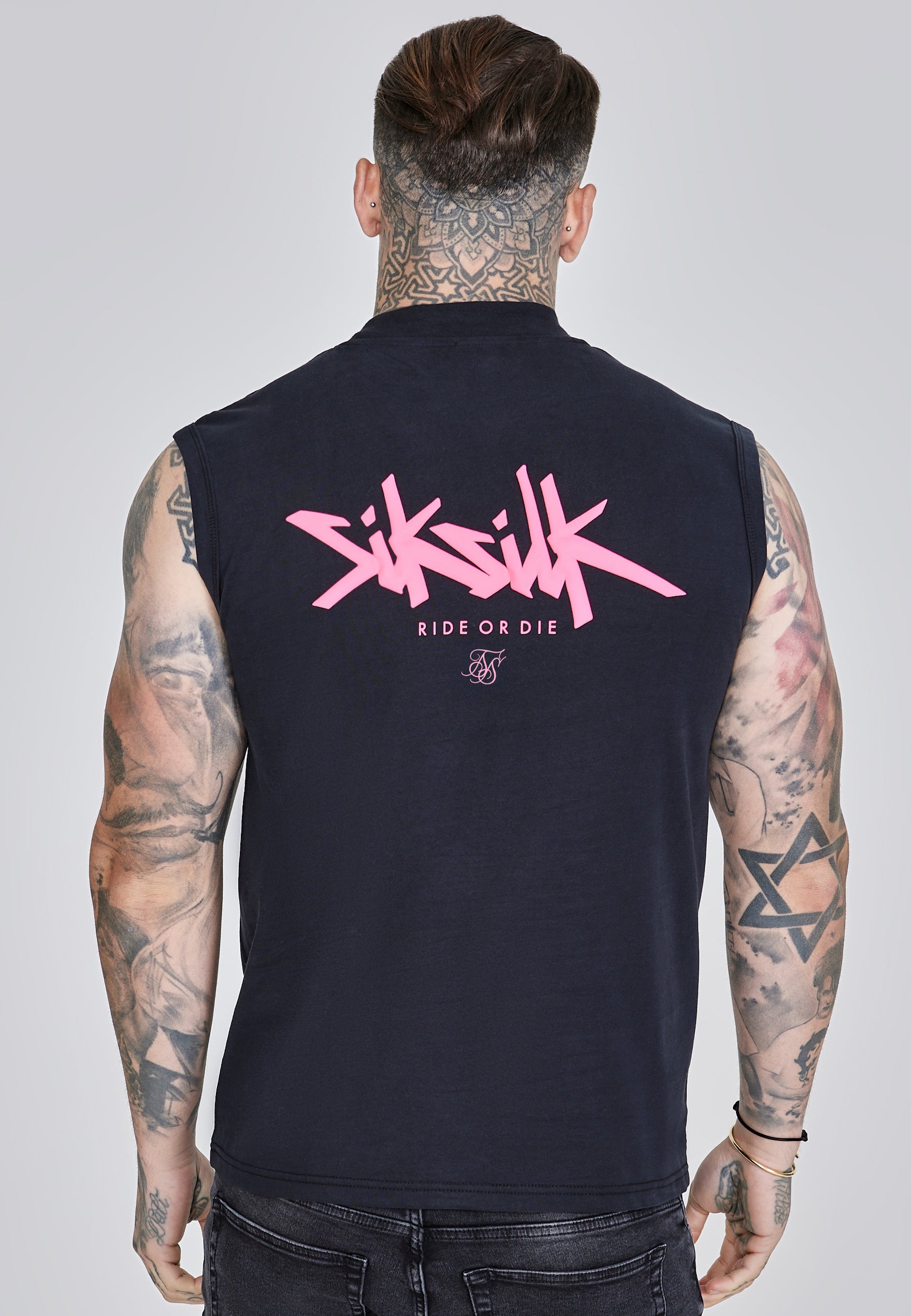 Gilet attivo in nero, T-shirt rosa SikSilk
