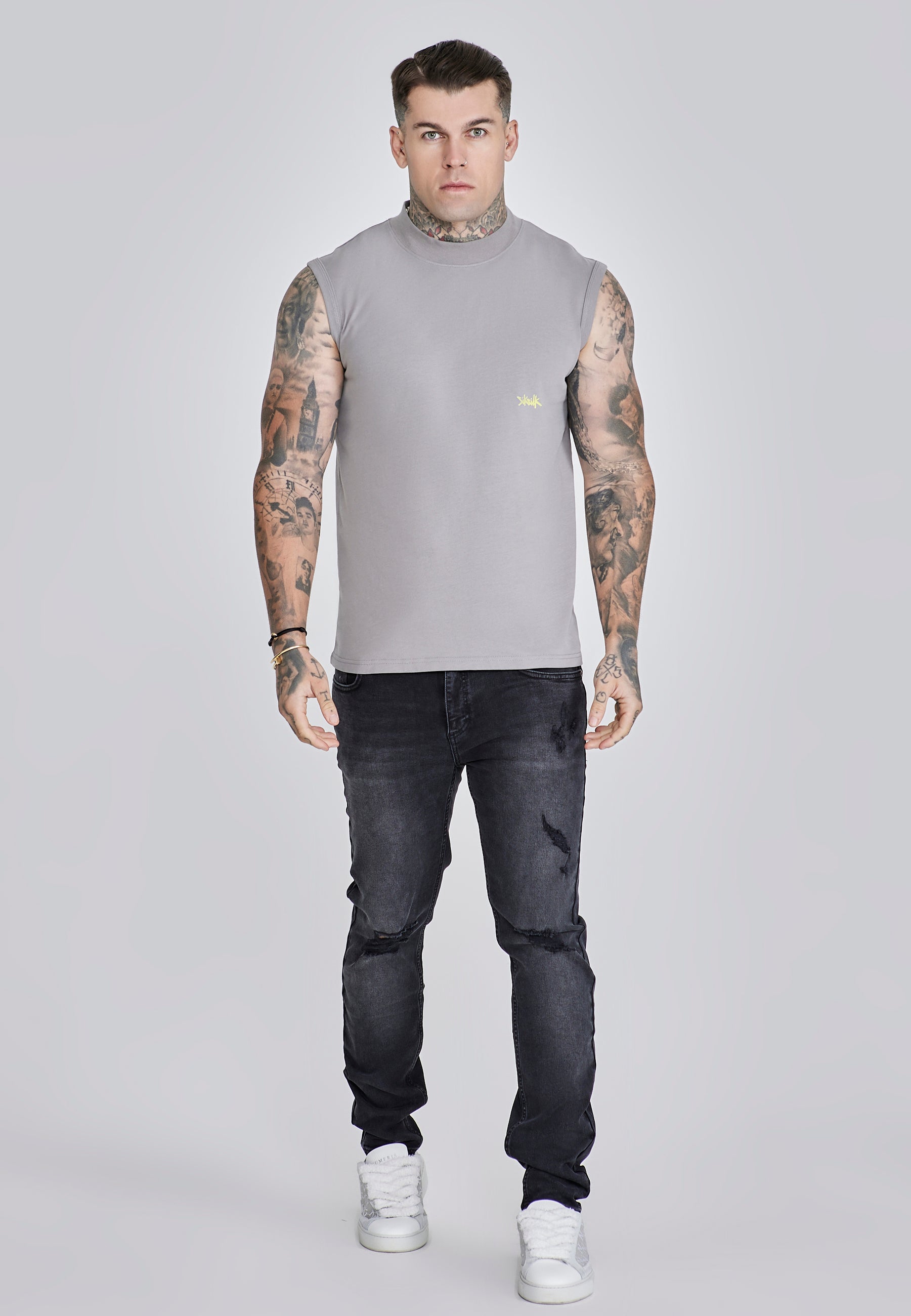 Gilet attivo in grigio, T-shirt giallo neon SikSilk