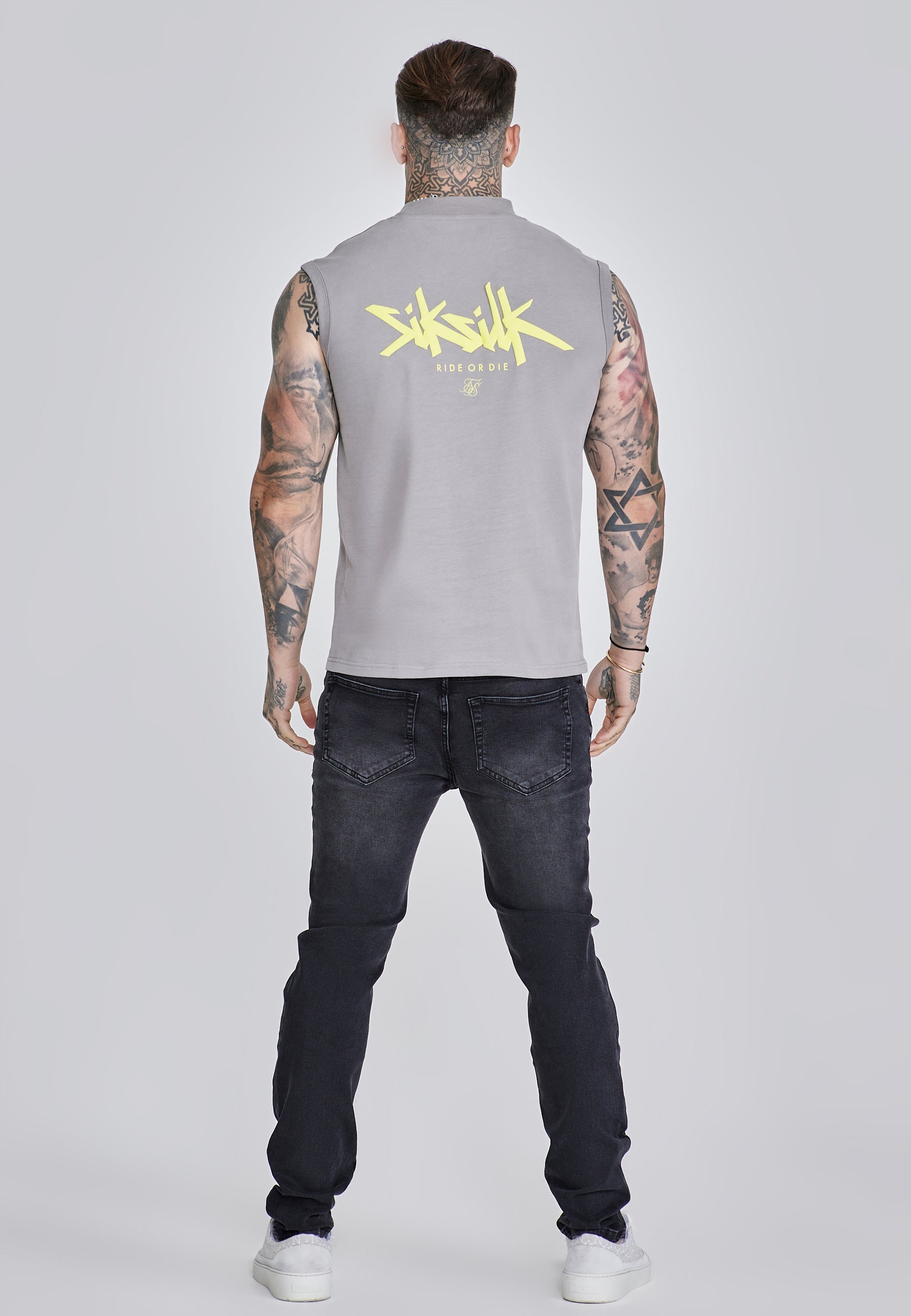 Gilet attivo in grigio, T-shirt giallo neon SikSilk