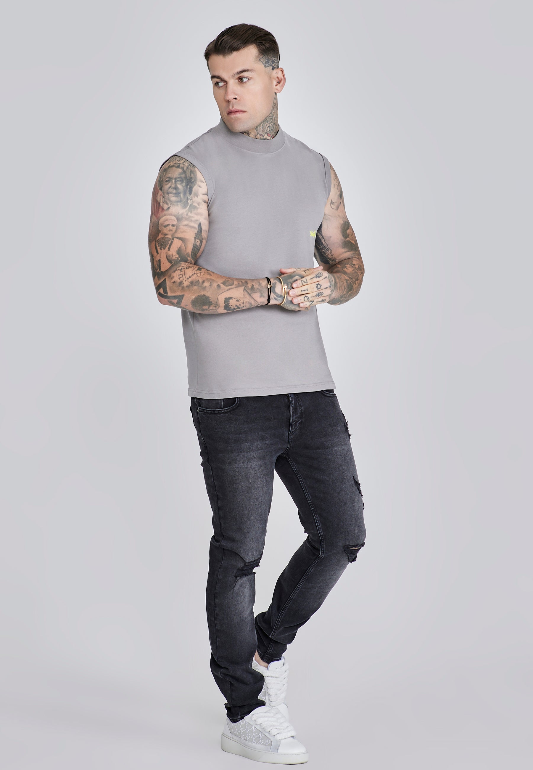 Gilet attivo in grigio, T-shirt giallo neon SikSilk