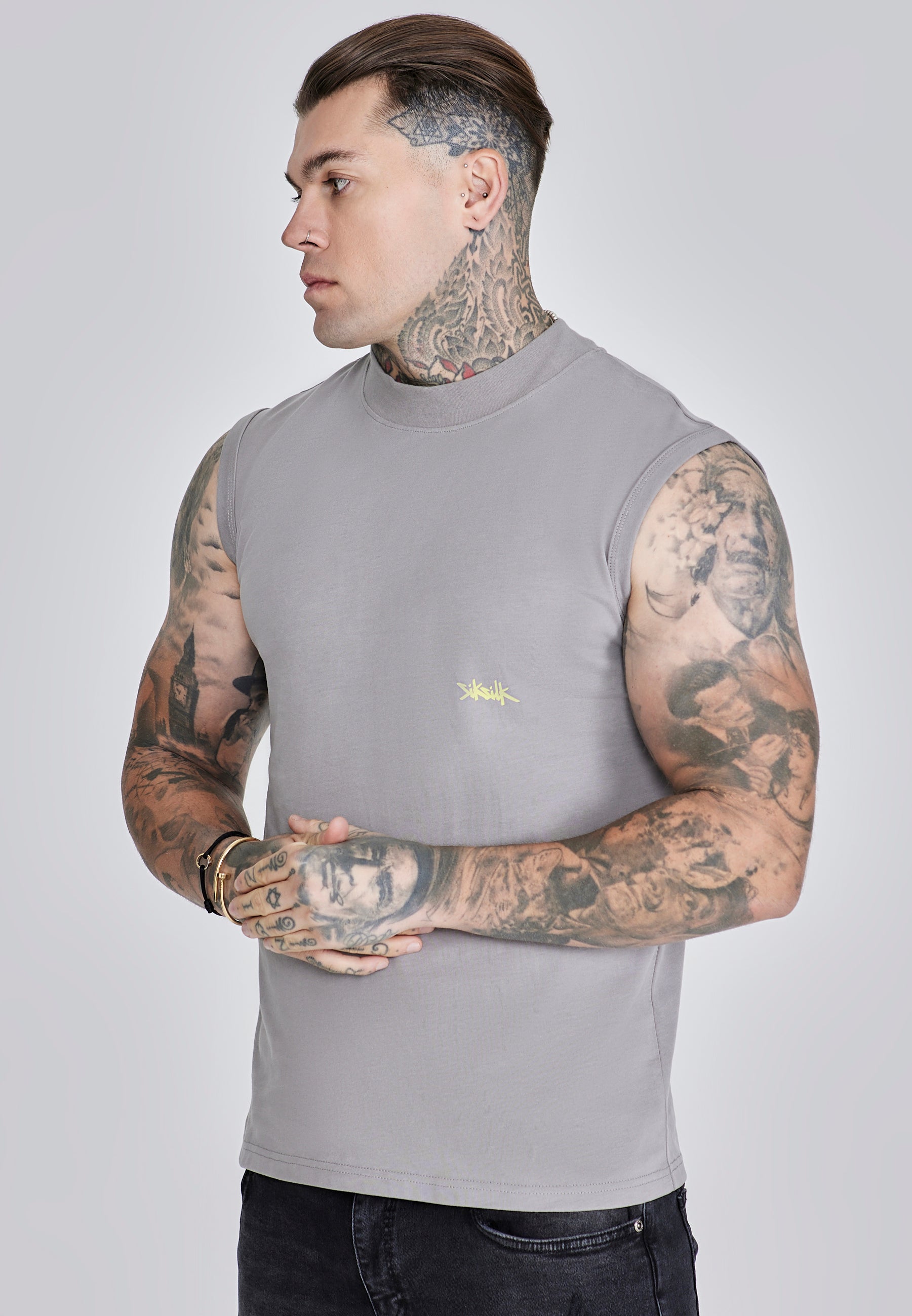 Gilet attivo in grigio, T-shirt giallo neon SikSilk