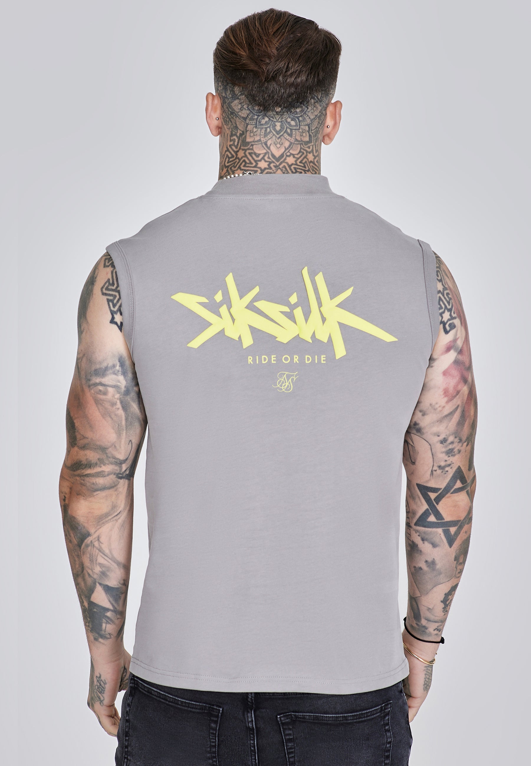 Gilet attivo in grigio, T-shirt giallo neon SikSilk