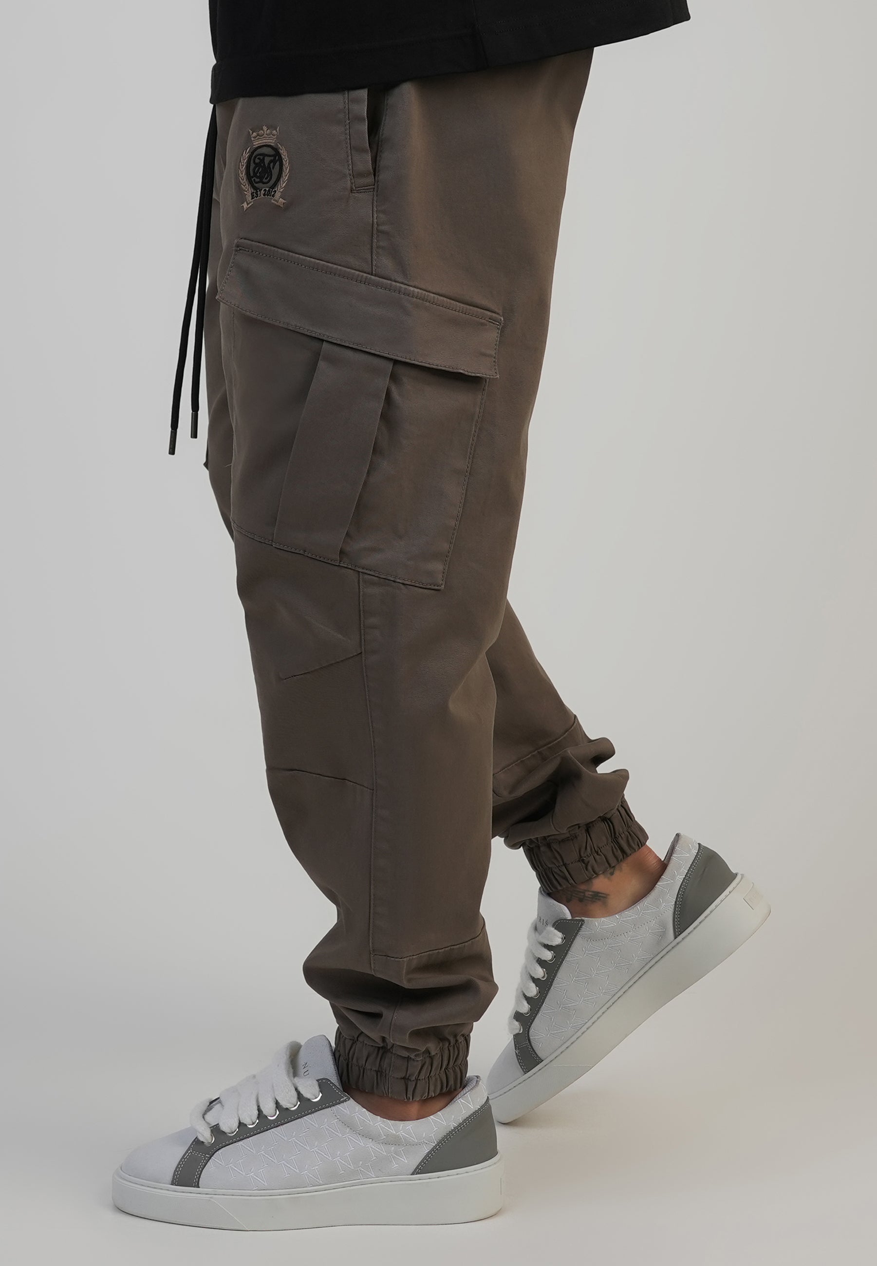 Pantaloni slim fit Cargos in marrone SikSilk