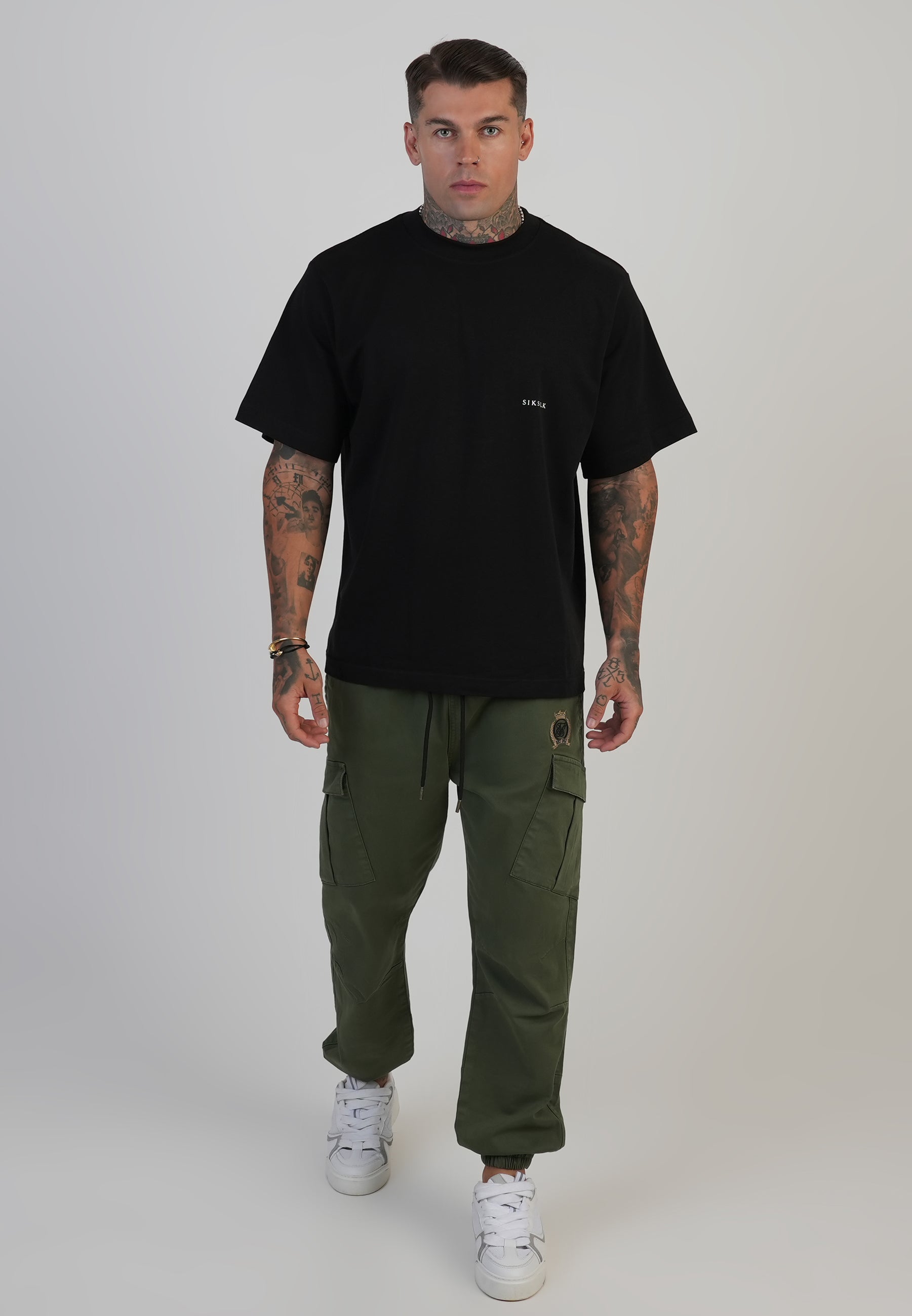 Pantaloni slim fit Cargos in verde cachi SikSilk