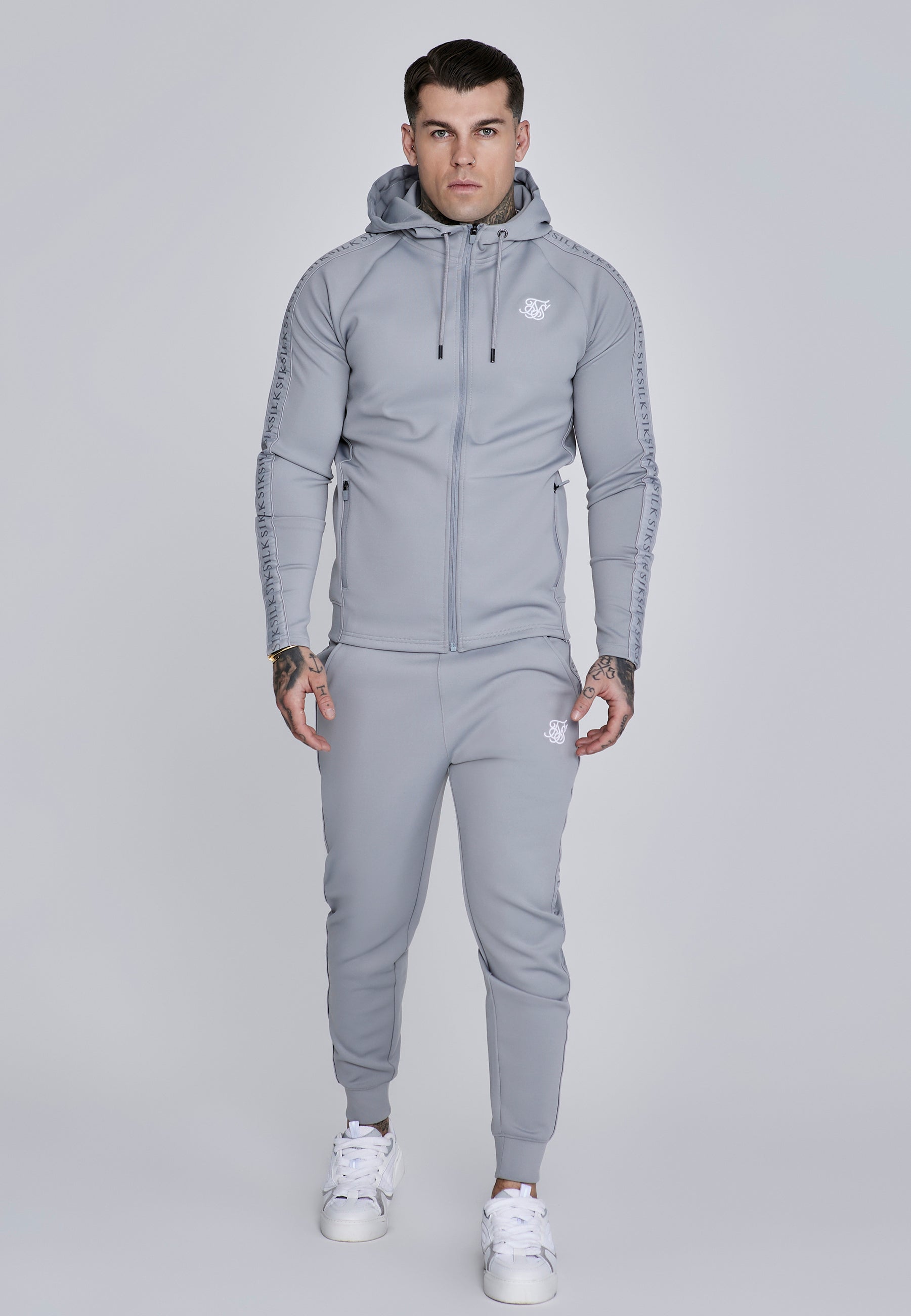 Set Felpa con cappuccio e Joggers in grigio SikSilk