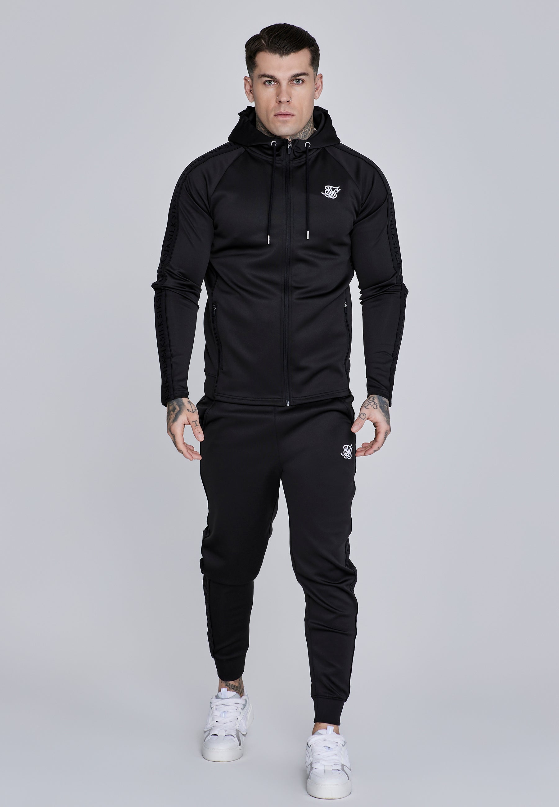 Set Felpa con cappuccio e Joggers in nero SikSilk