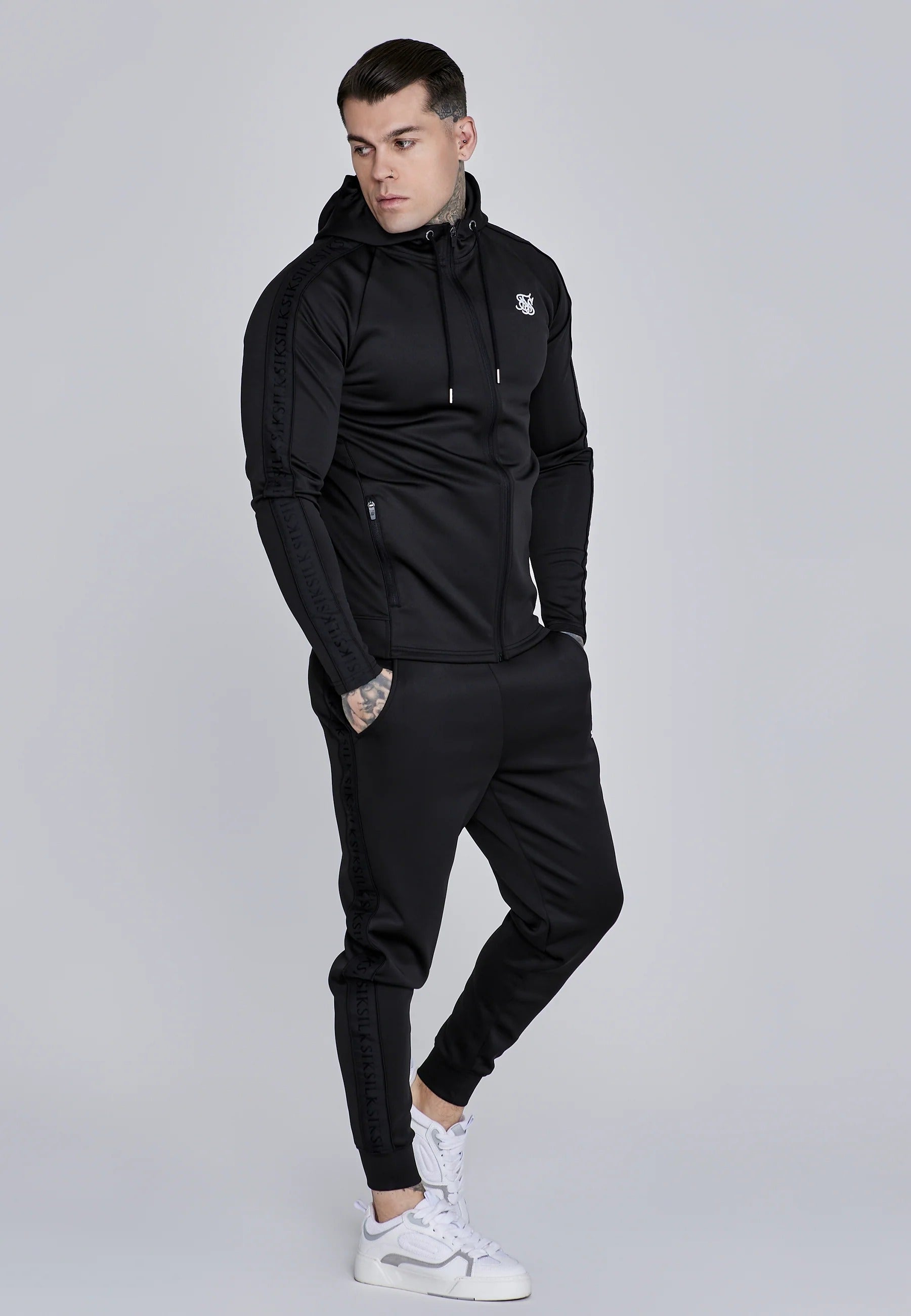 Set felpa con cappuccio e joggers in nero