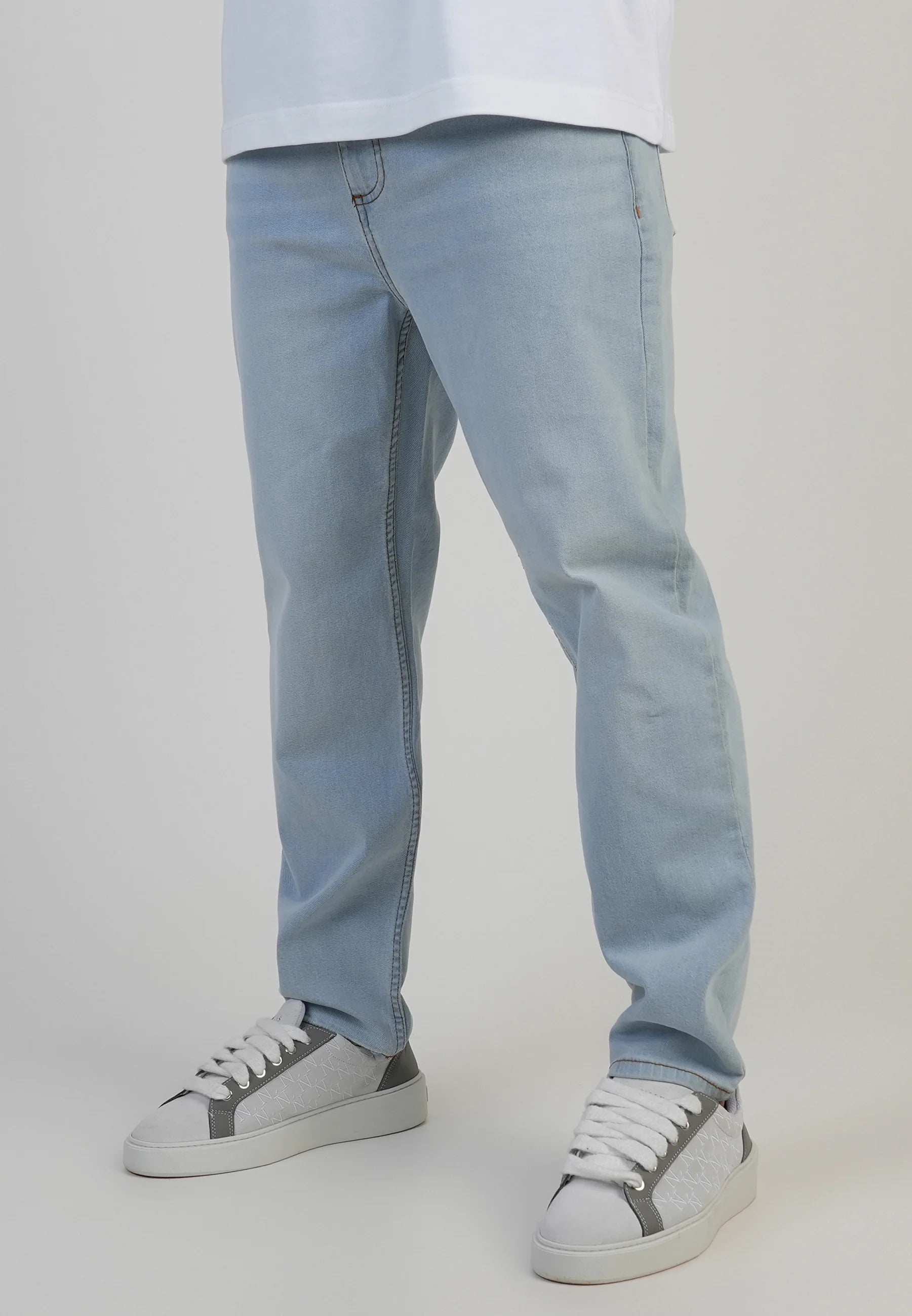 Jeans Tapered di colore blu chiaro slavato