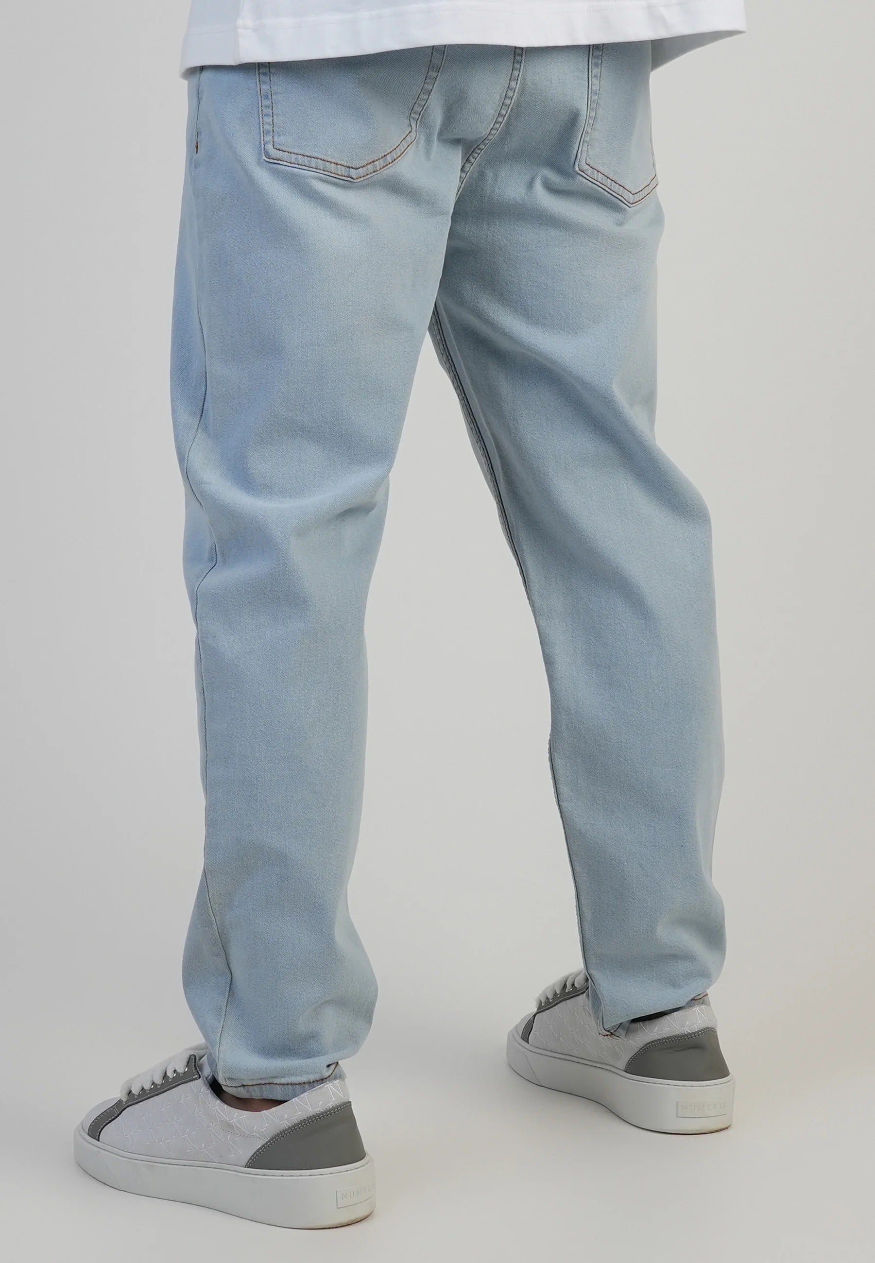 Jeans Tapered di colore blu chiaro slavato