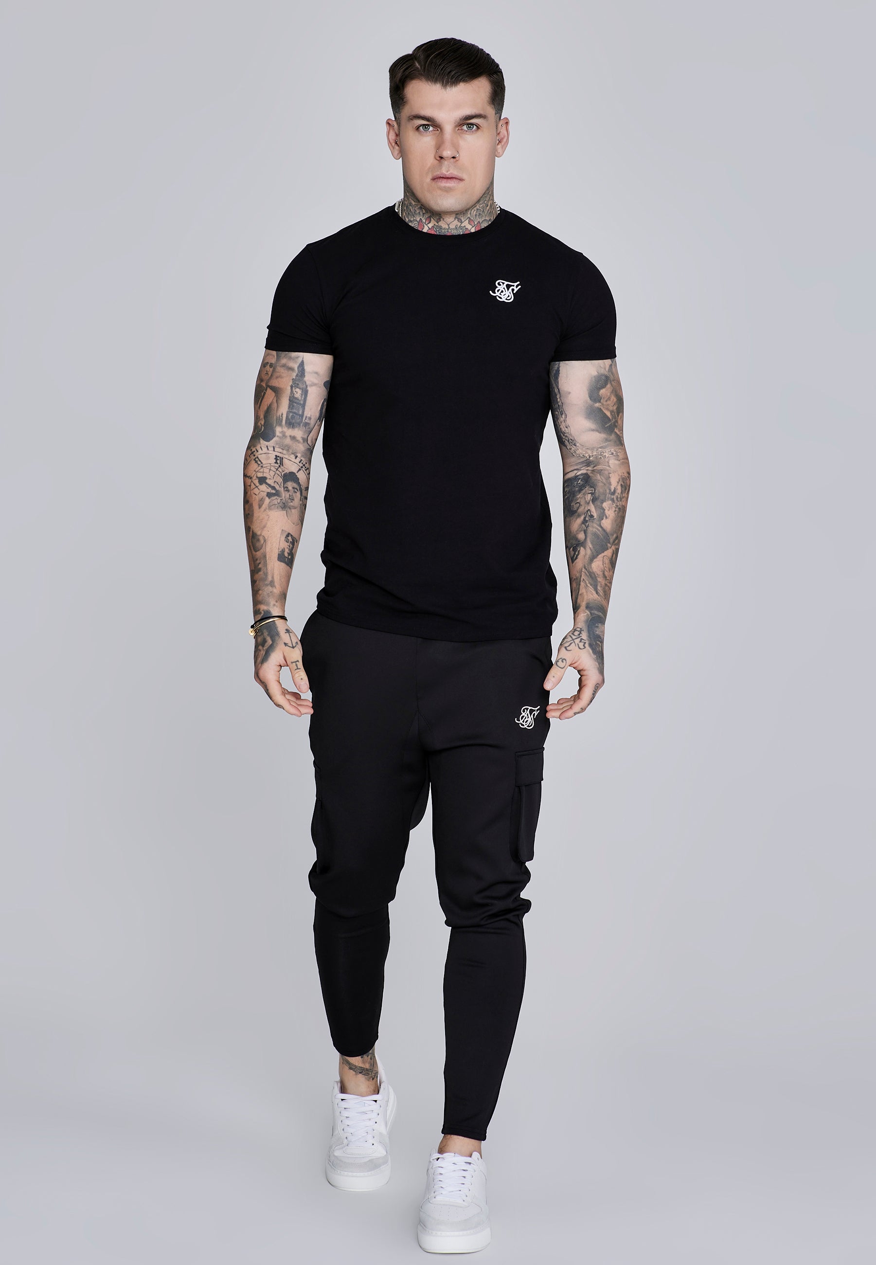 Pantaloni Essentials Poly Cargos in nero SikSilk