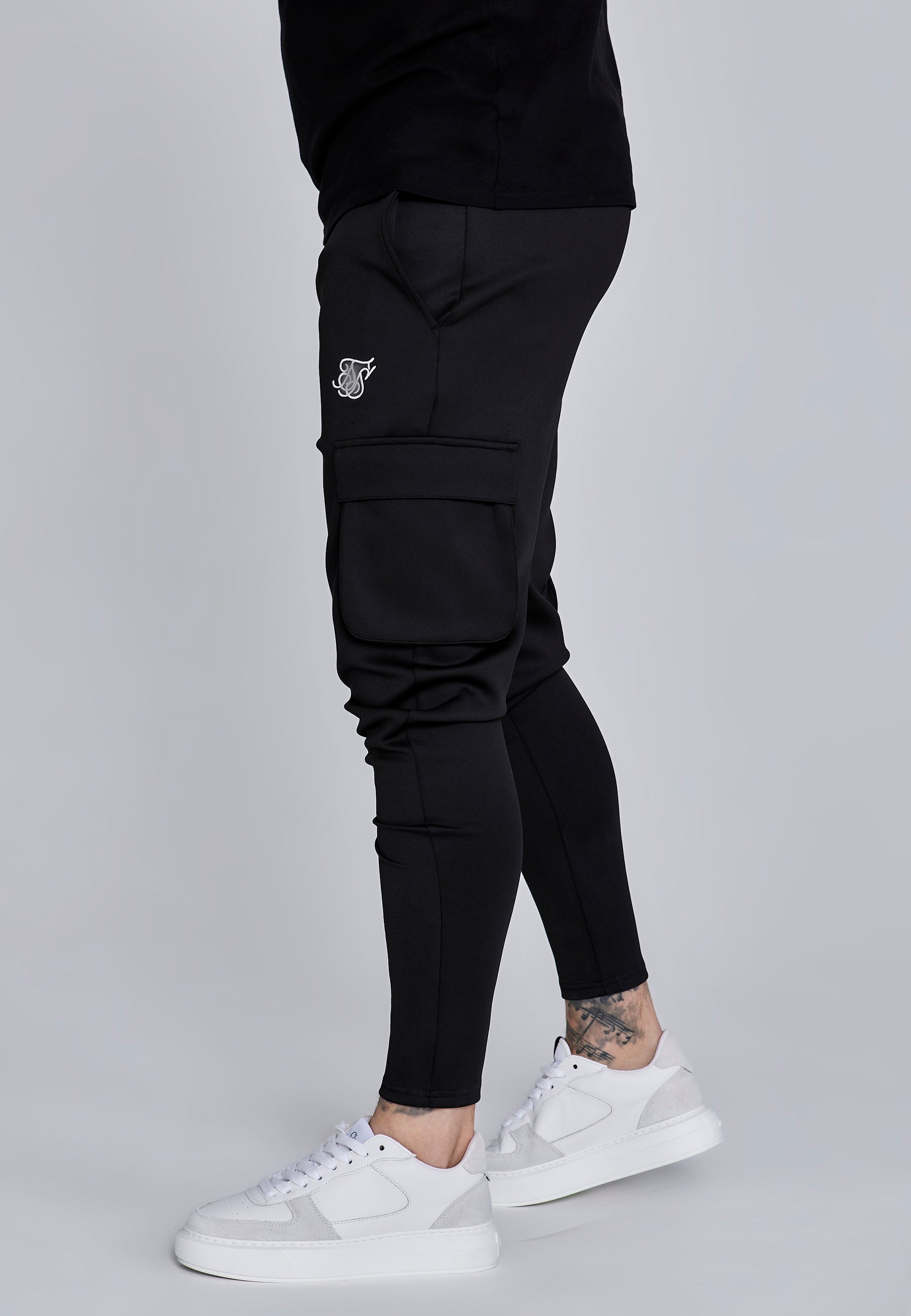 Pantaloni Essentials Poly Cargos in nero SikSilk