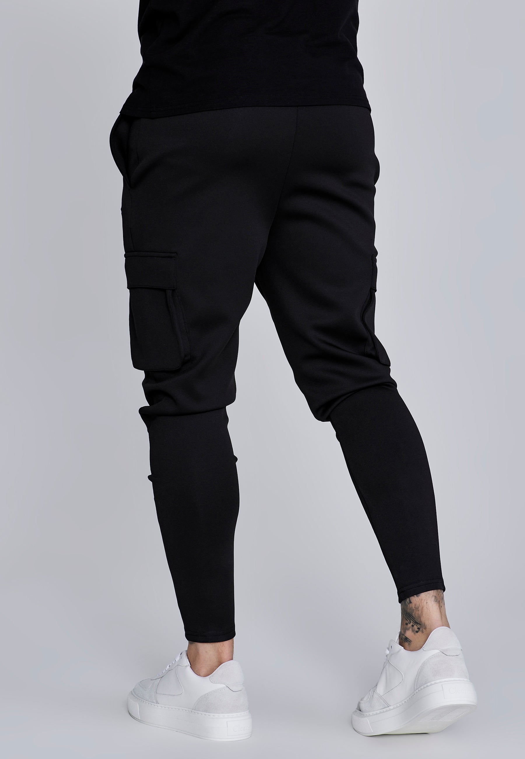 Pantaloni Essentials Poly Cargos in nero SikSilk