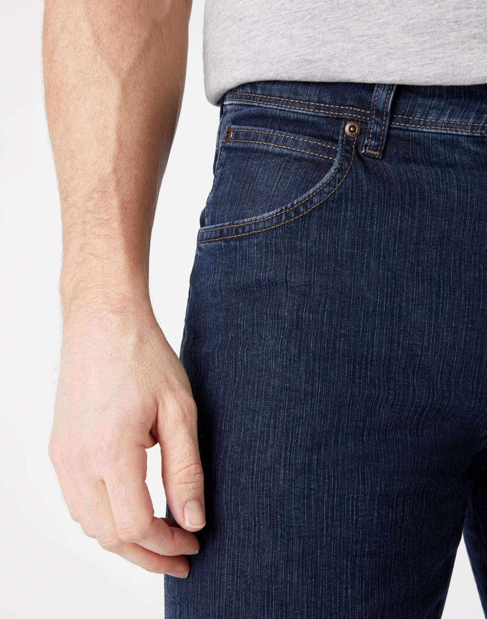 Jeans Wrangler Regular Fit Medium Stretch in Darkstone