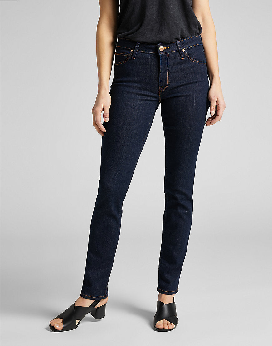 Elly in jeans a un lavaggio Lee