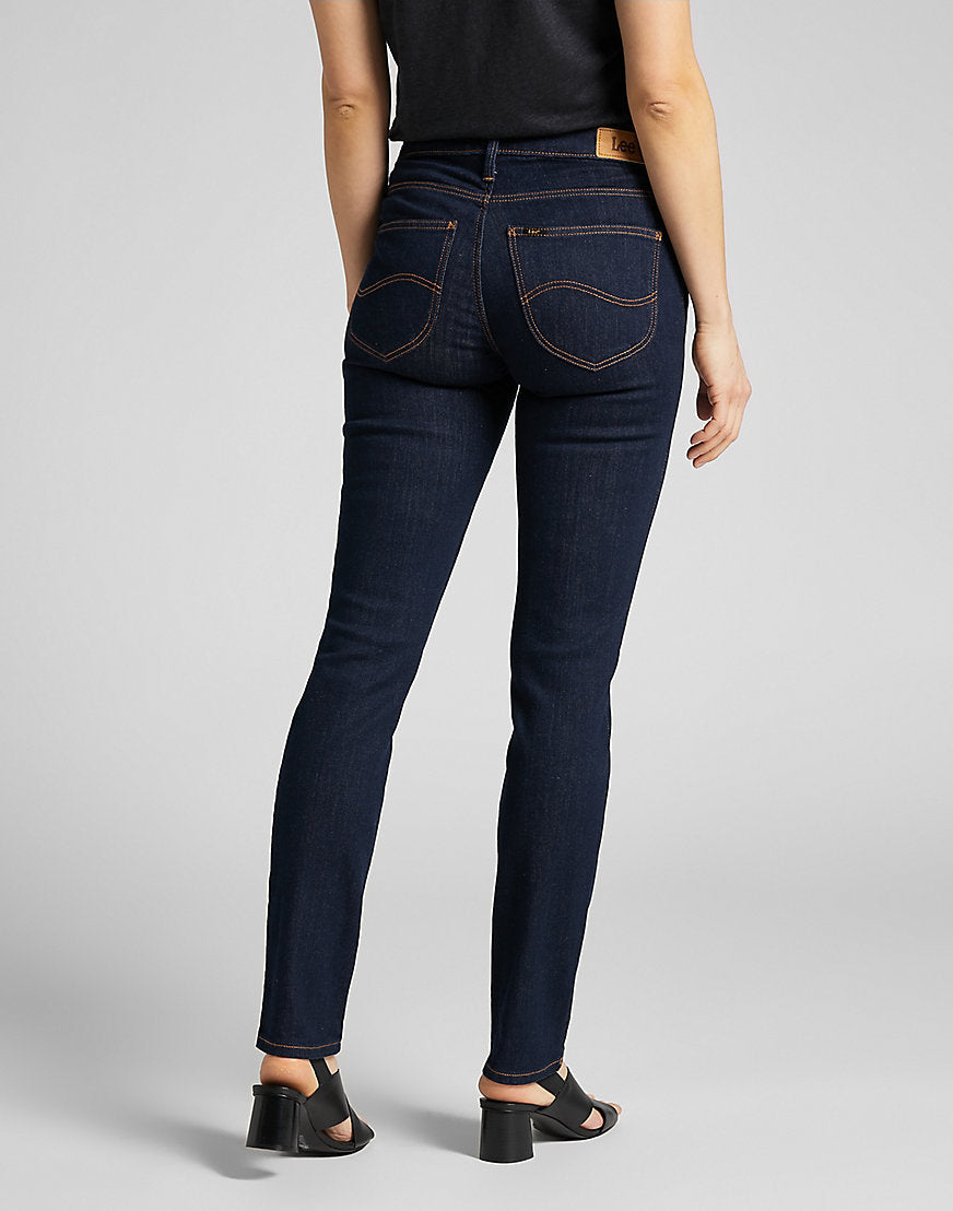 Elly in jeans a un lavaggio Lee
