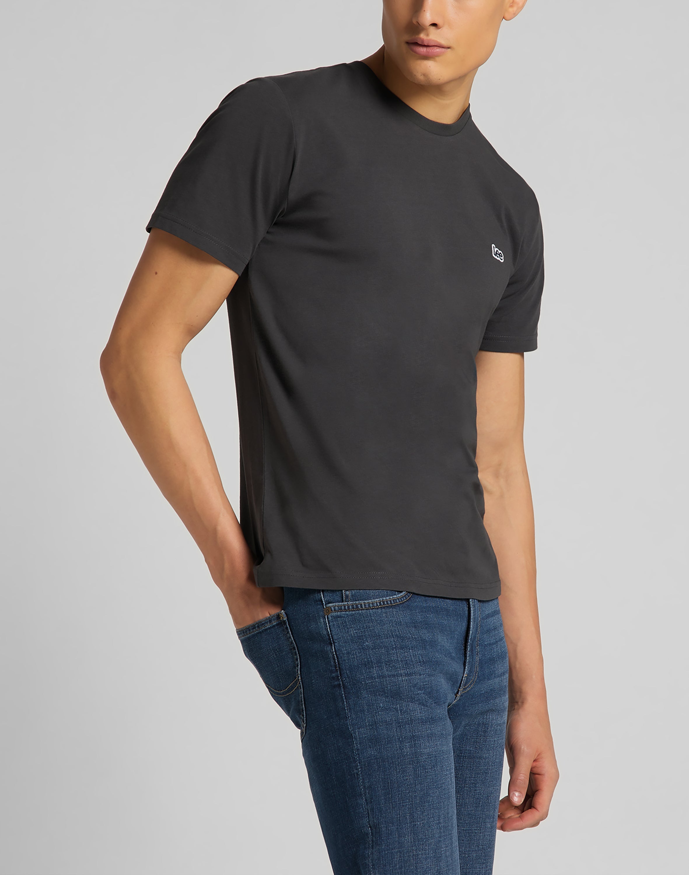 T-shirt a manica corta con logo patch in nero lavato Lee