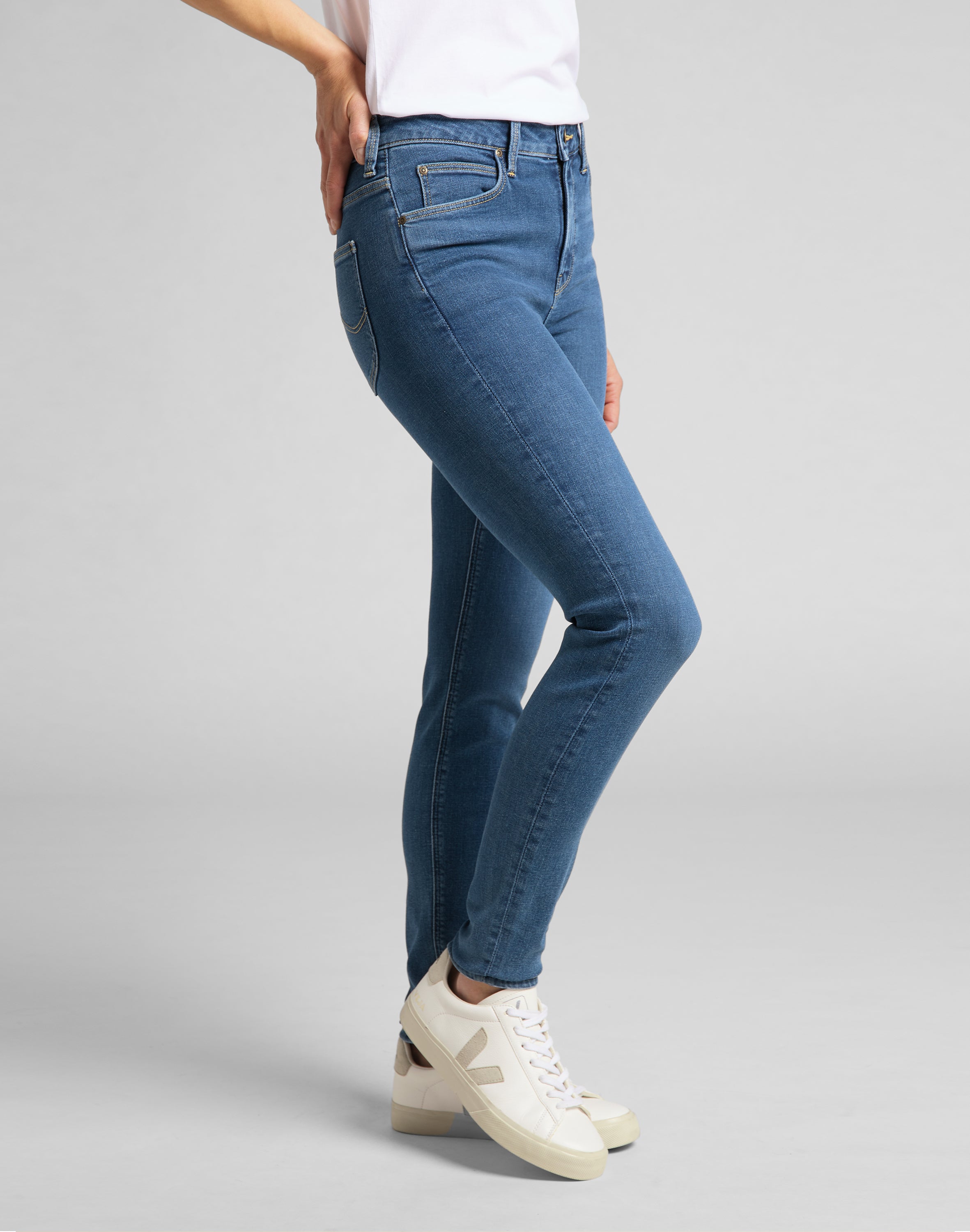 Scarlett High in jeans Mid Madison Lee