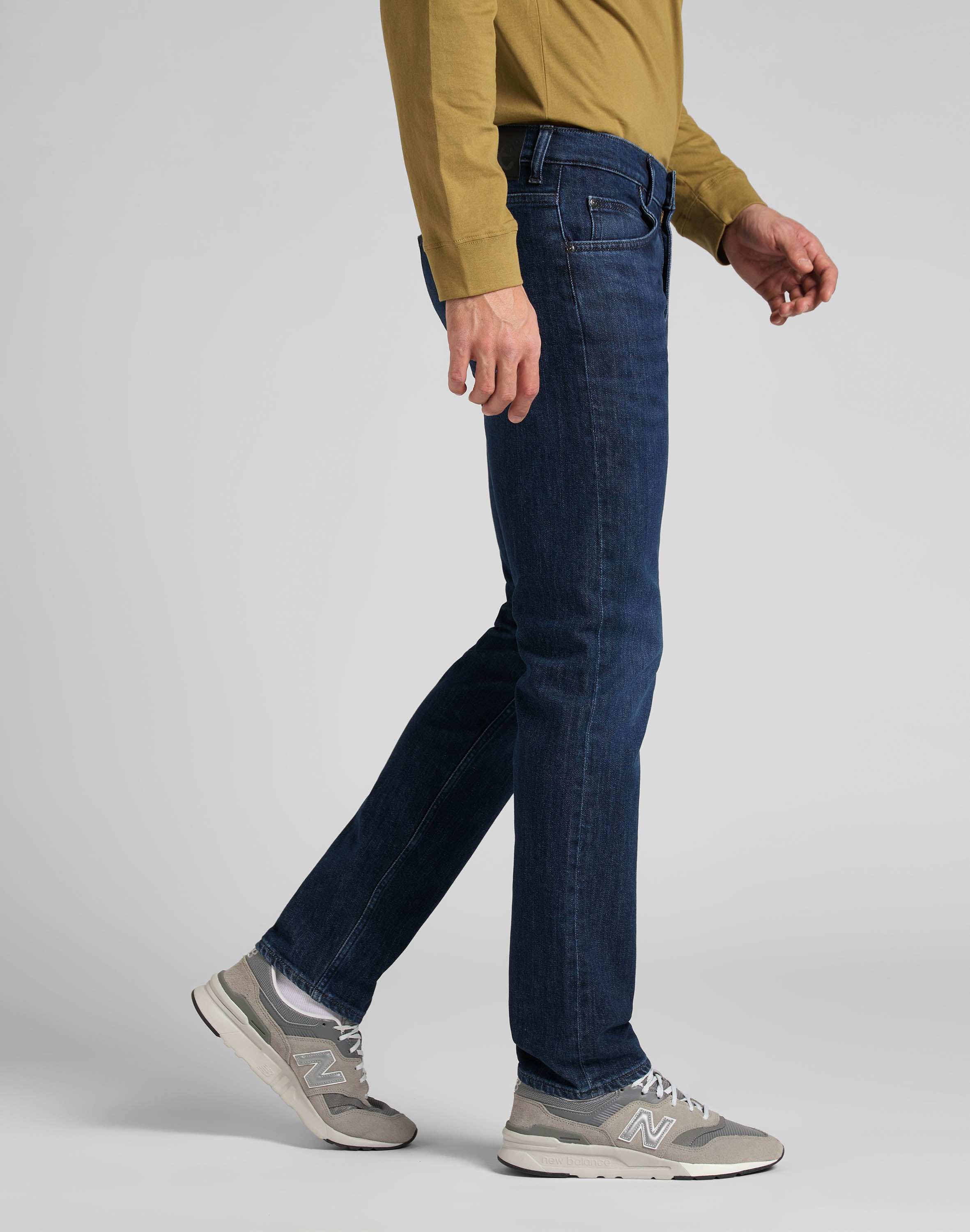 Cavaliere in jeans in acque profonde Lee