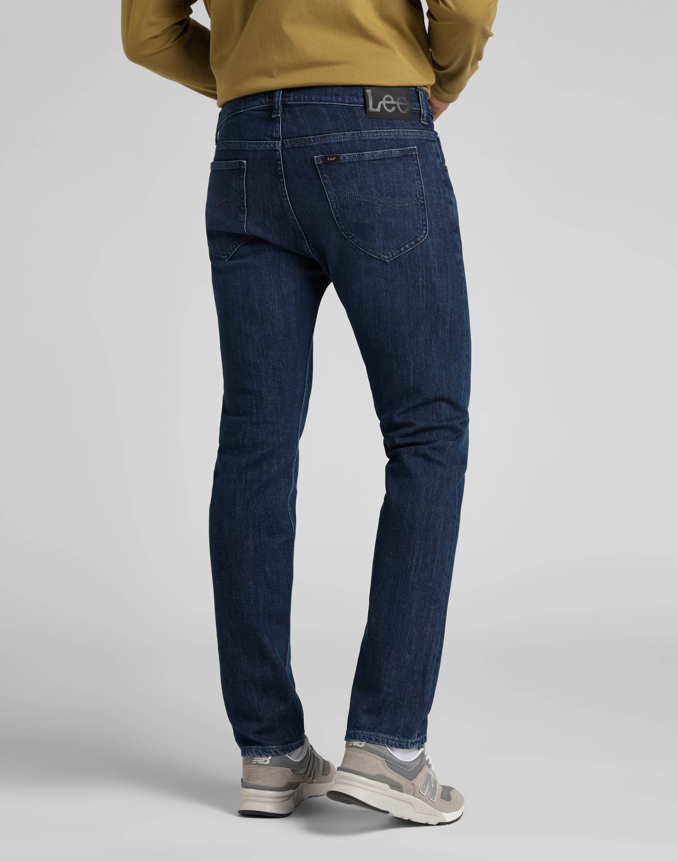 Cavaliere in jeans in acque profonde Lee