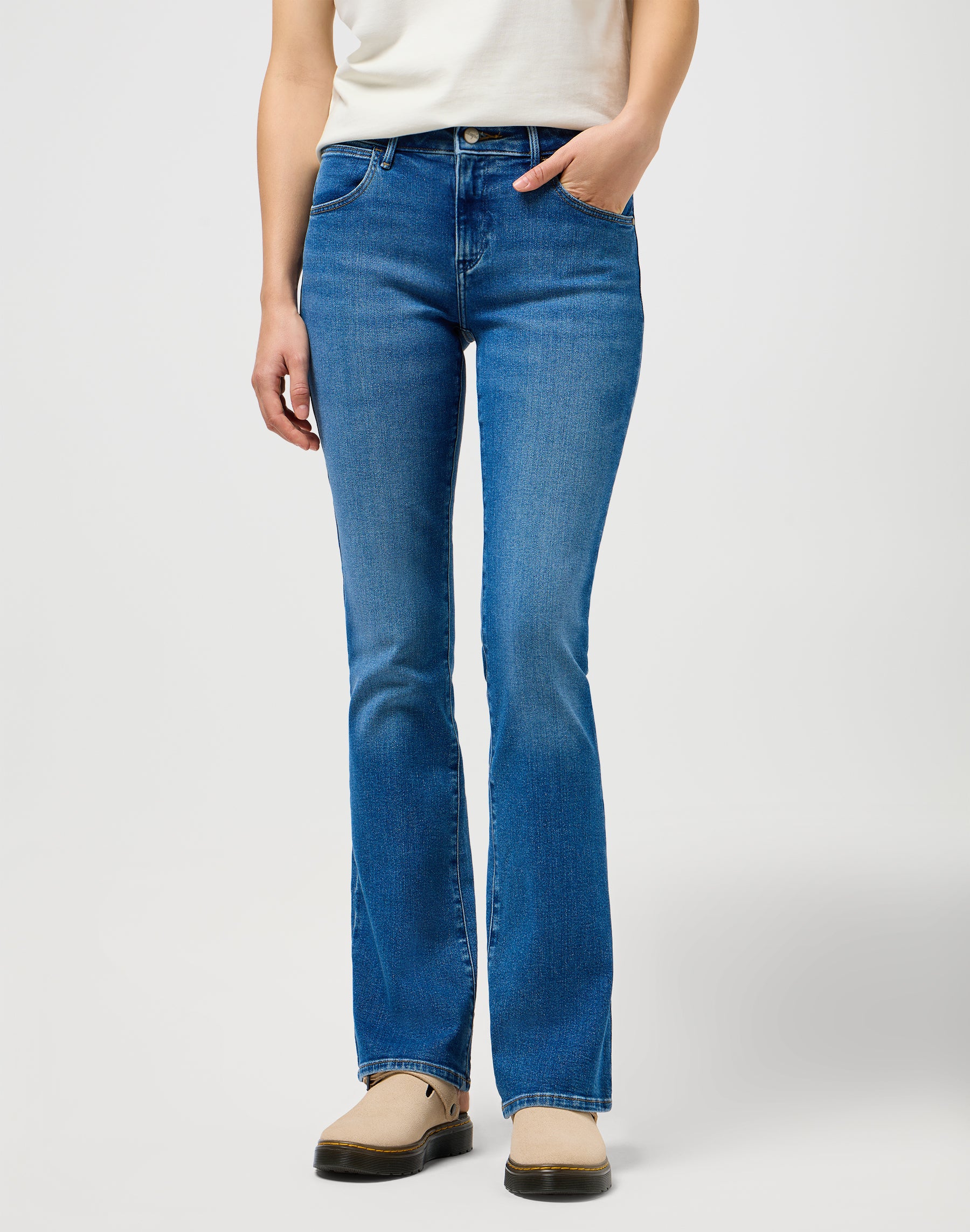 Bootcut in Raven Jeans Wrangler