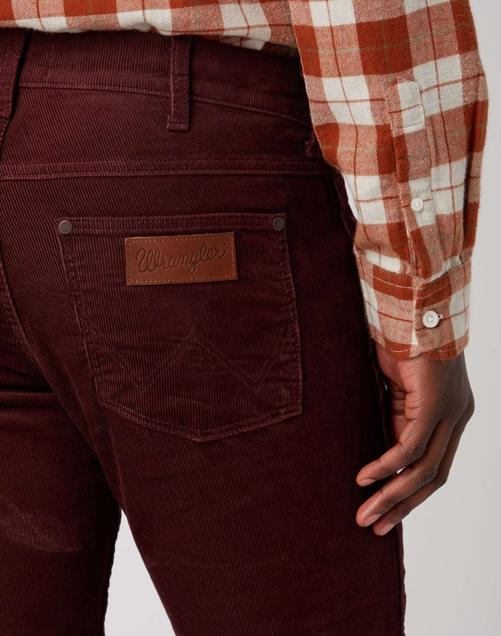 Greensboro Corduroy in Dahlia Pantaloni Wrangler   