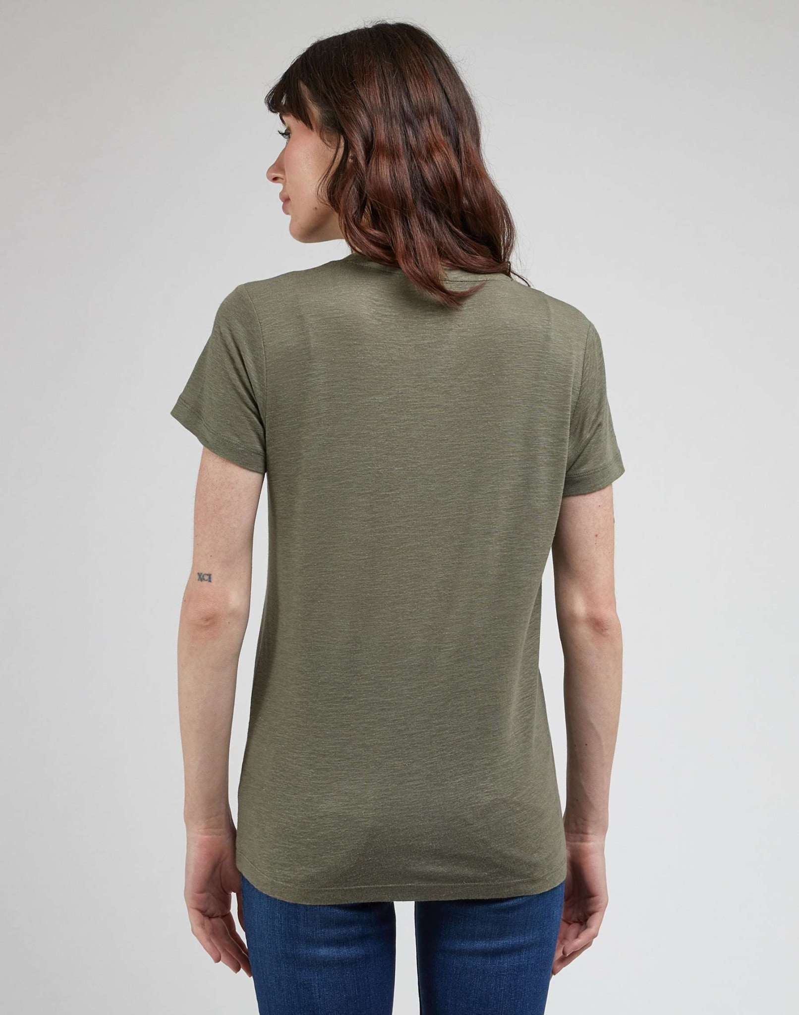 T-shirt con scollo a V in Oliveto Lee   