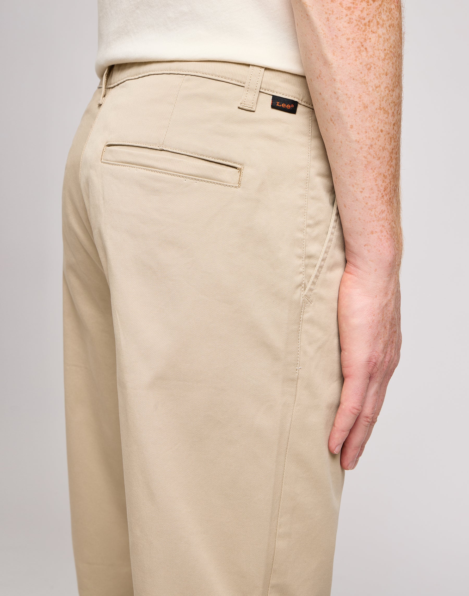 Pantaloni chino regular in pietra Lee   