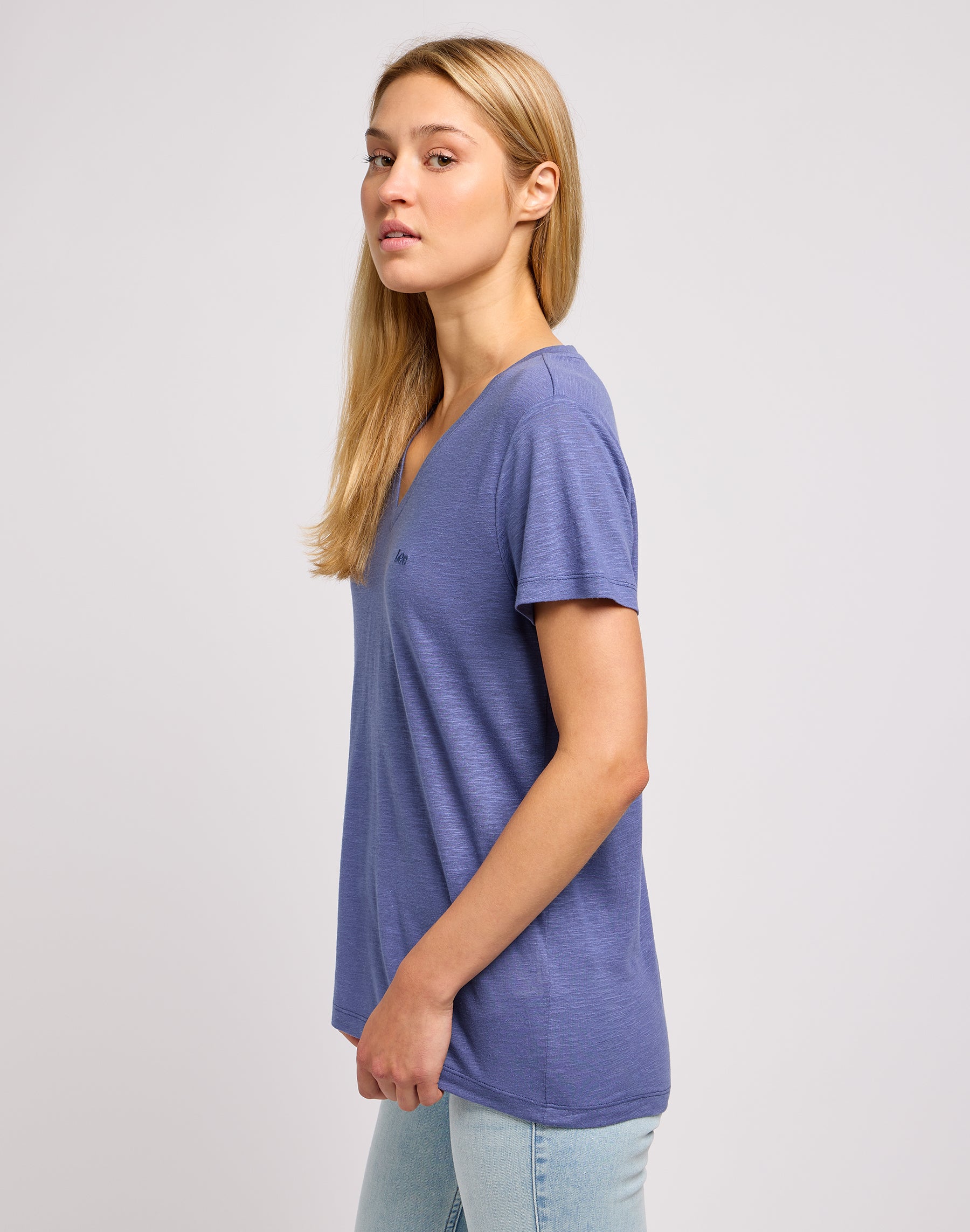 T-shirt con scollo a V in Blu Surf Lee   