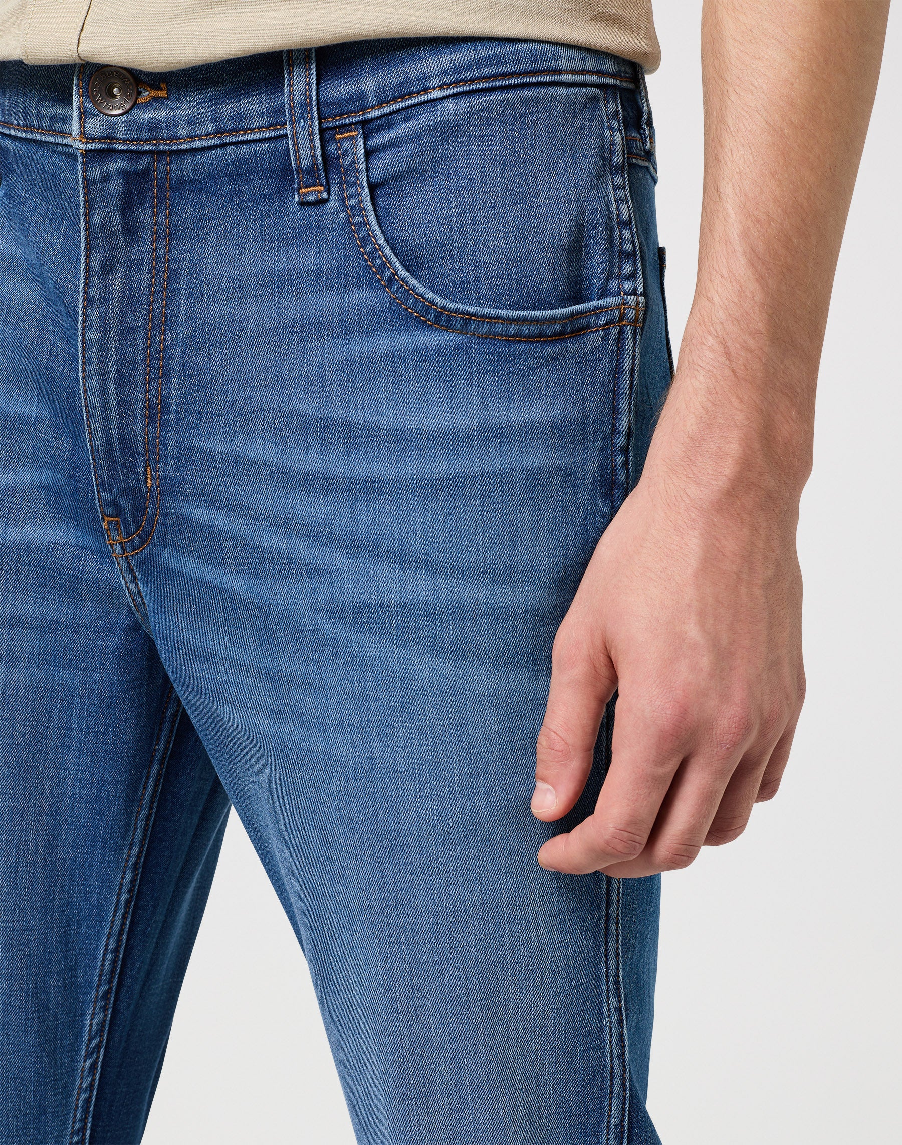 Jeans Wrangler dal taglio regolare e profondo   