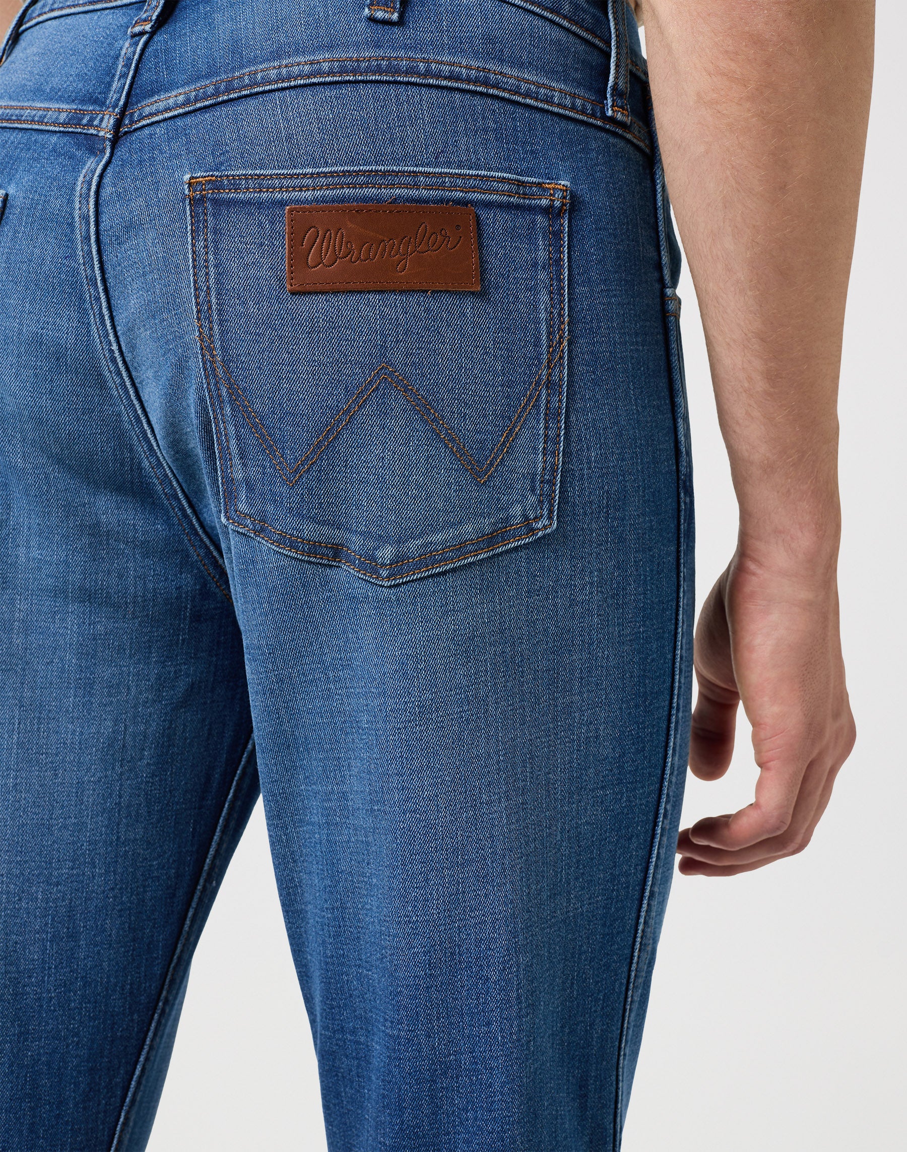 Jeans Wrangler dal taglio regolare e profondo   