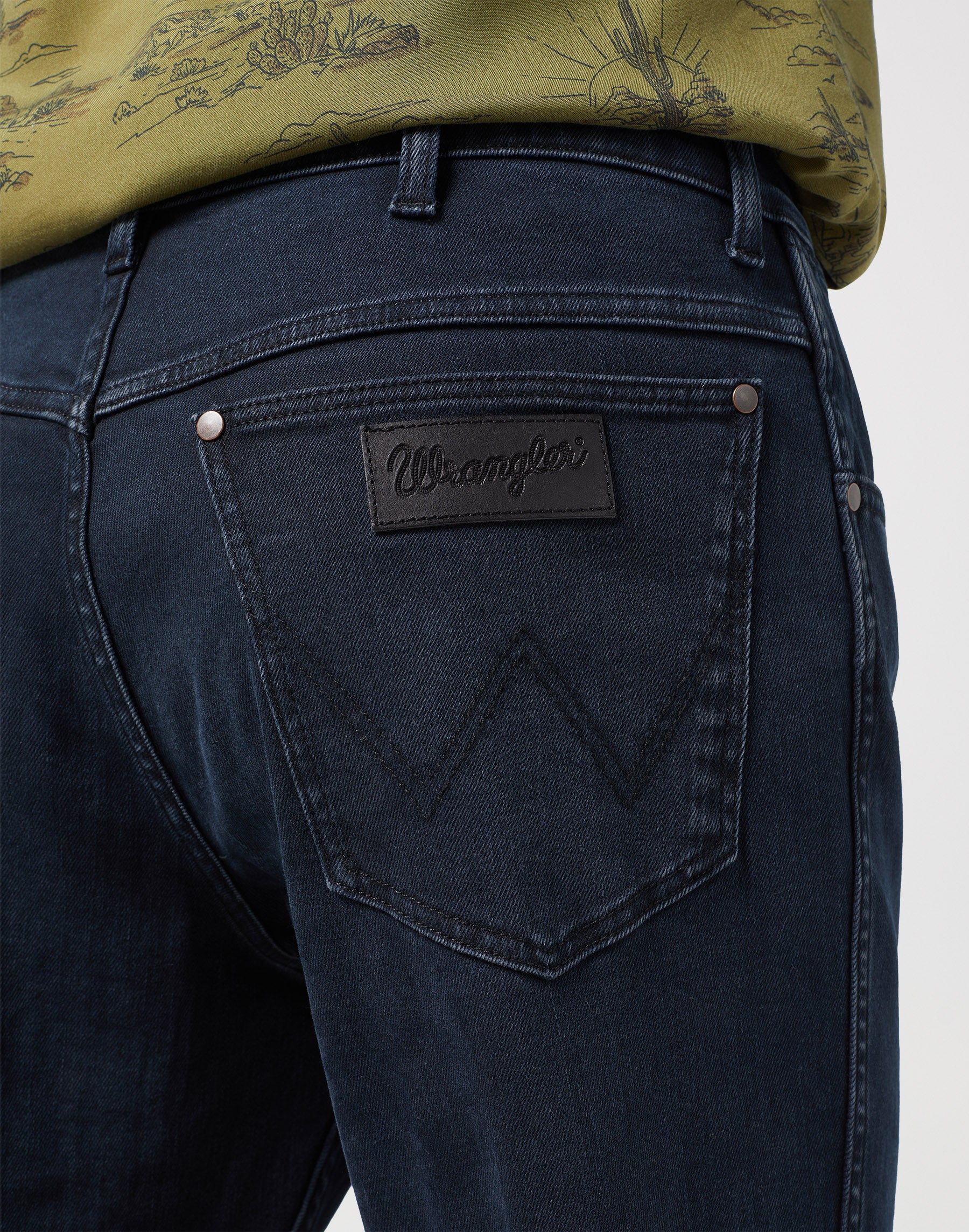 Fiume in Cieli Nuvolosi Jeans Wrangler