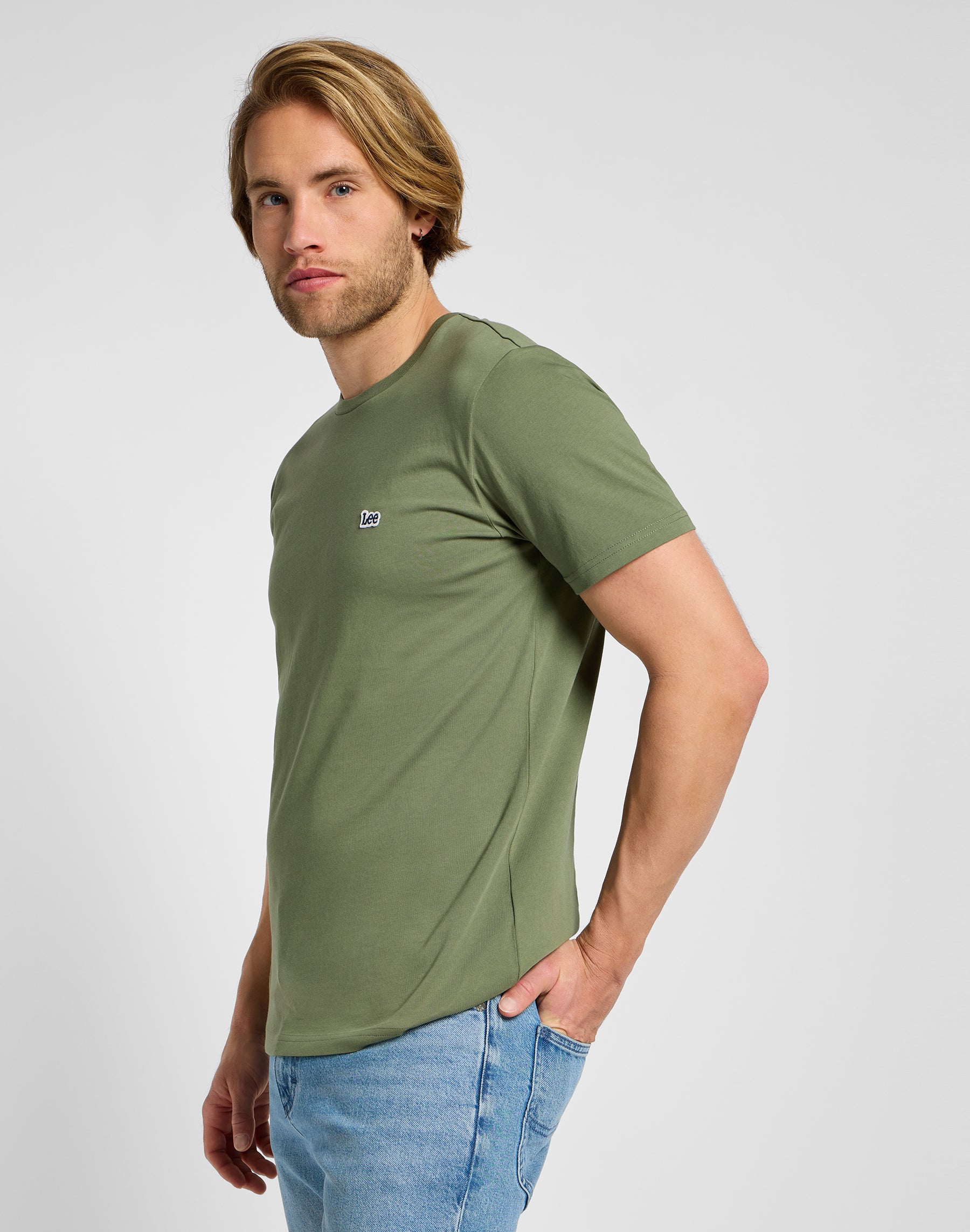 T-shirt con logo patch a maniche corte in verde mercantile Lee   