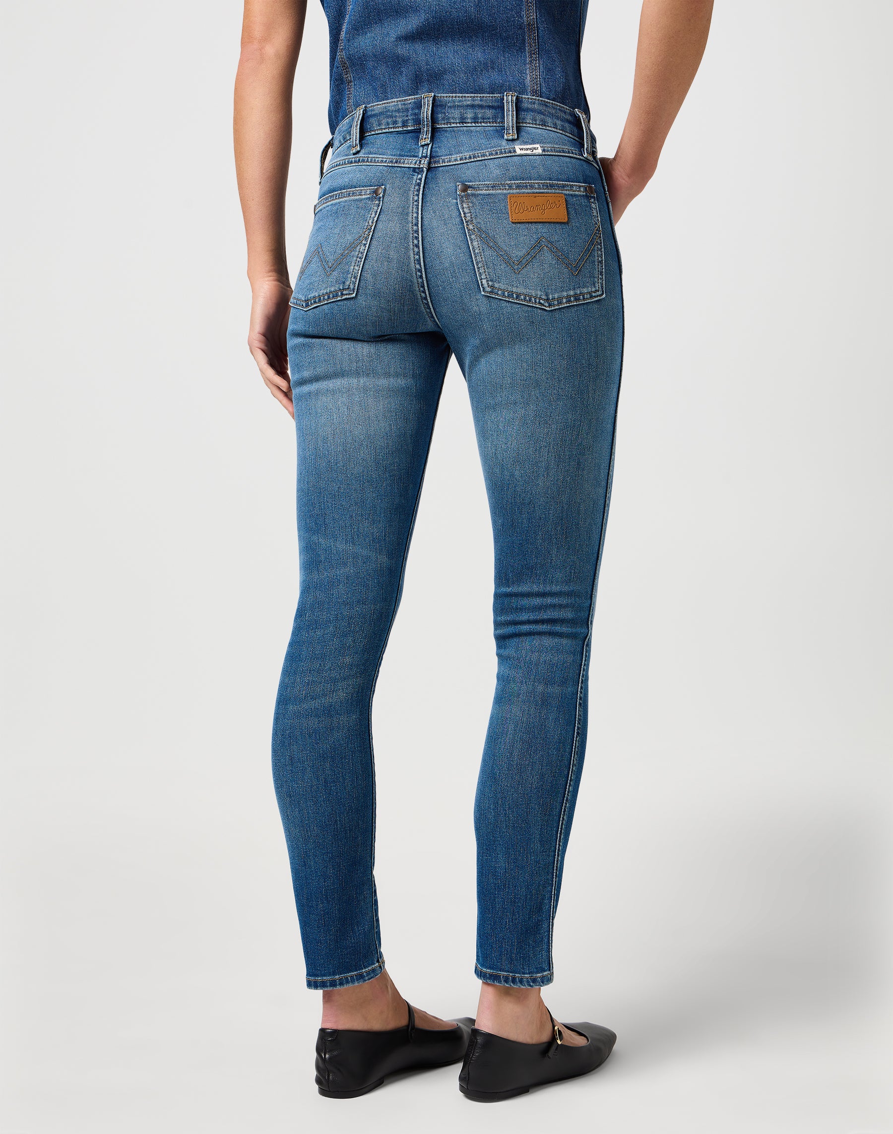 Sienna in Dingey Fade Jeans Wrangler