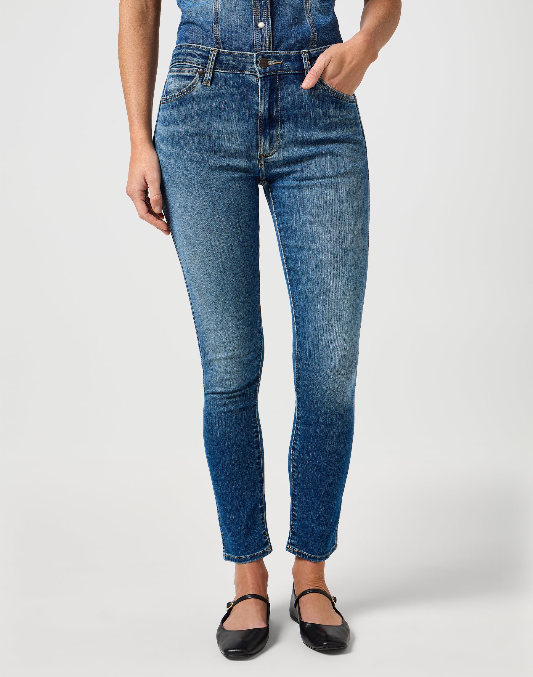 Sienna in Dingey Fade Jeans Wrangler