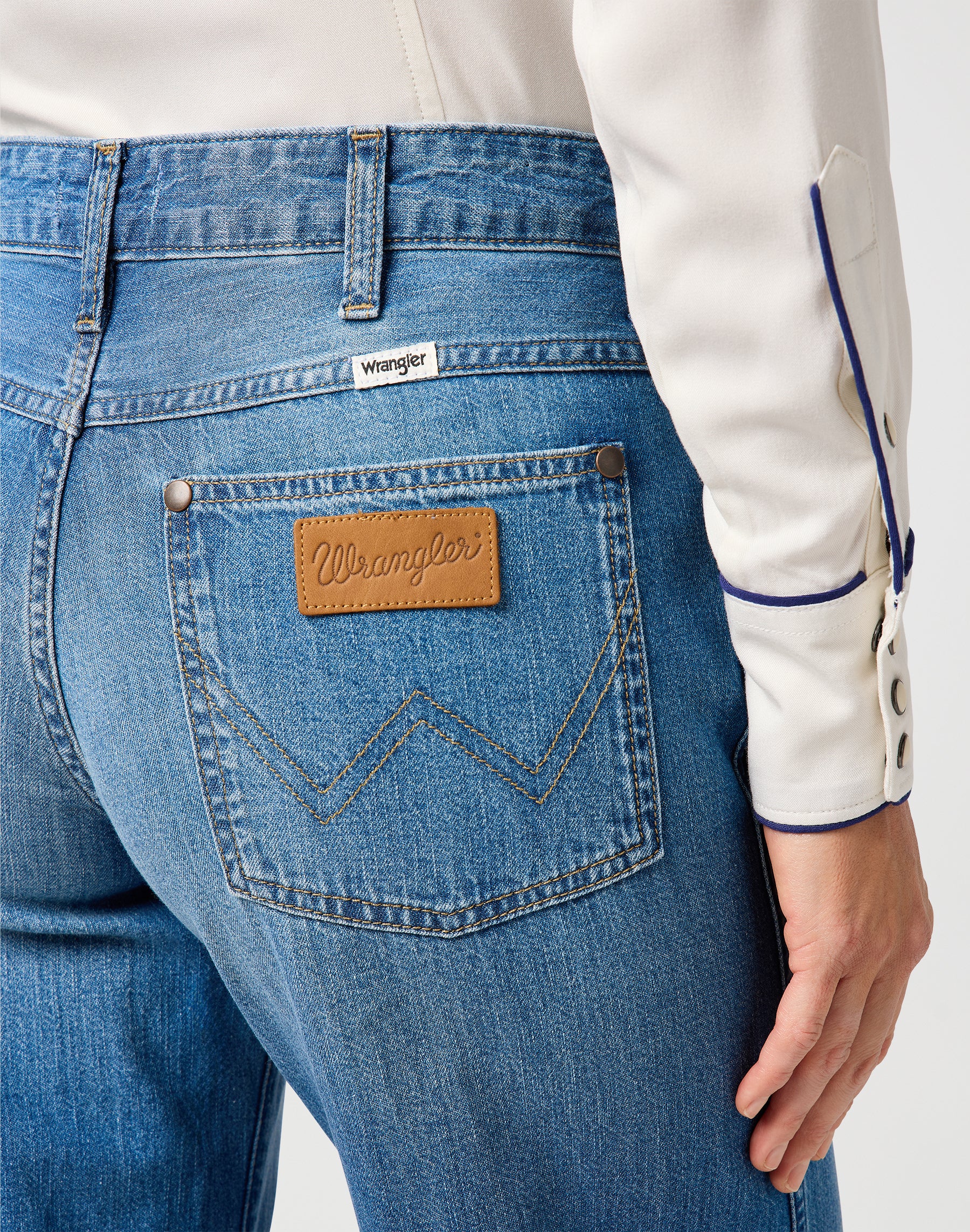 In tutto il mondo in jeans a mano leggera Wrangler