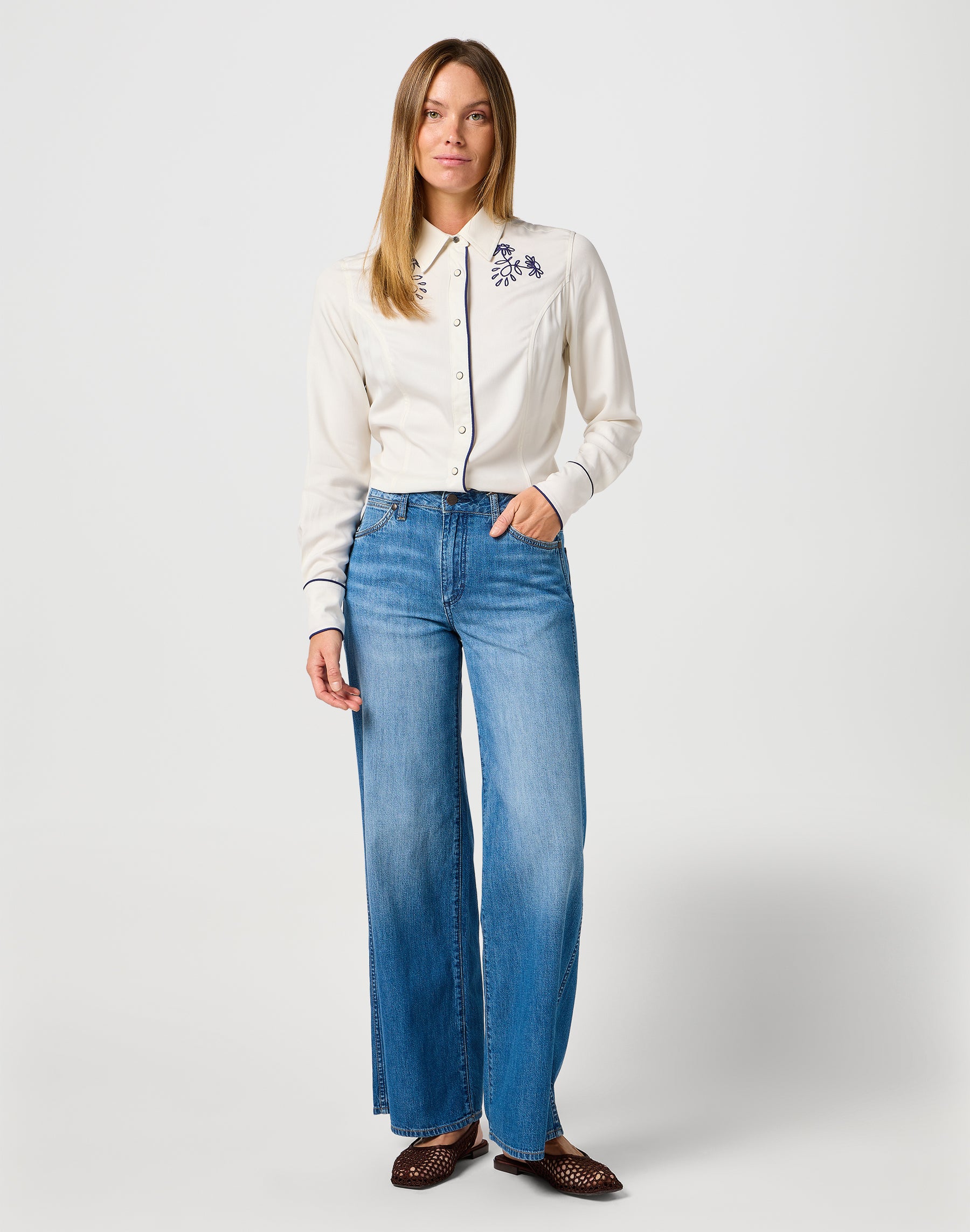 In tutto il mondo in jeans a mano leggera Wrangler