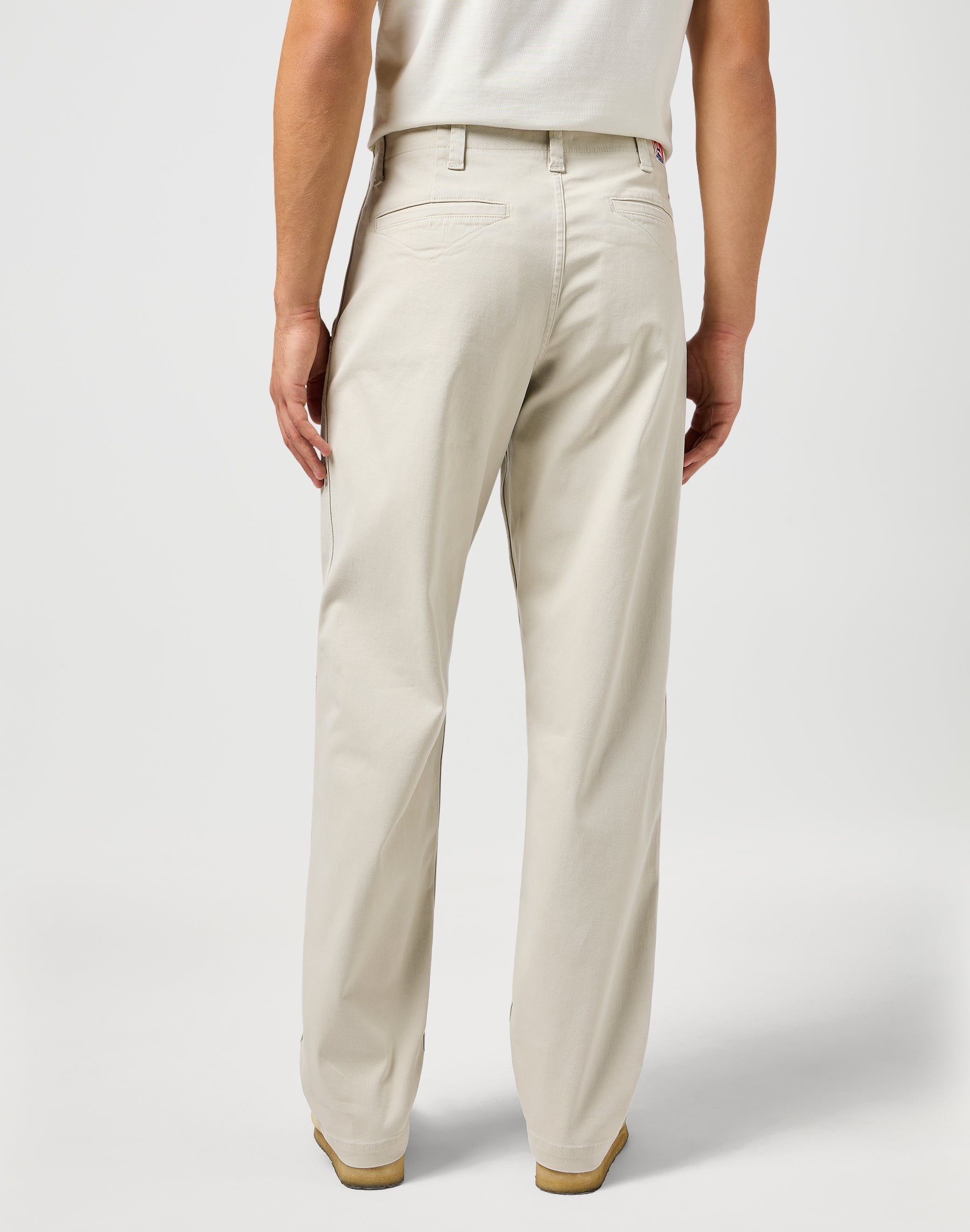 Cj Rel Chino Pant in Pelican Pantaloni Wrangler