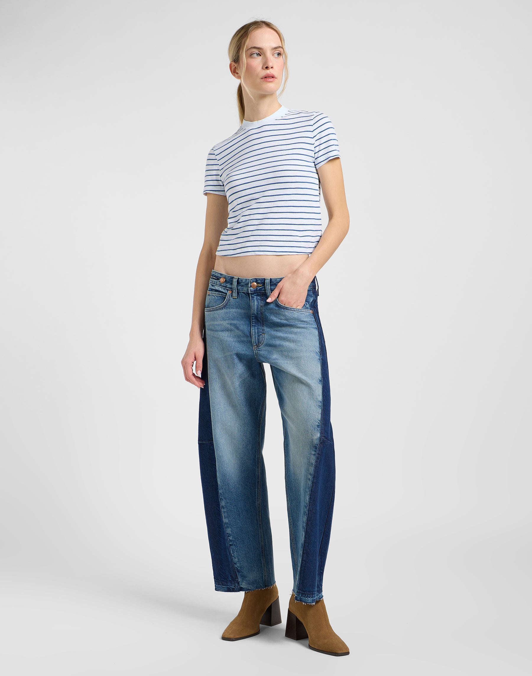 T-shirt cropped in bianco a righe indaco Lee