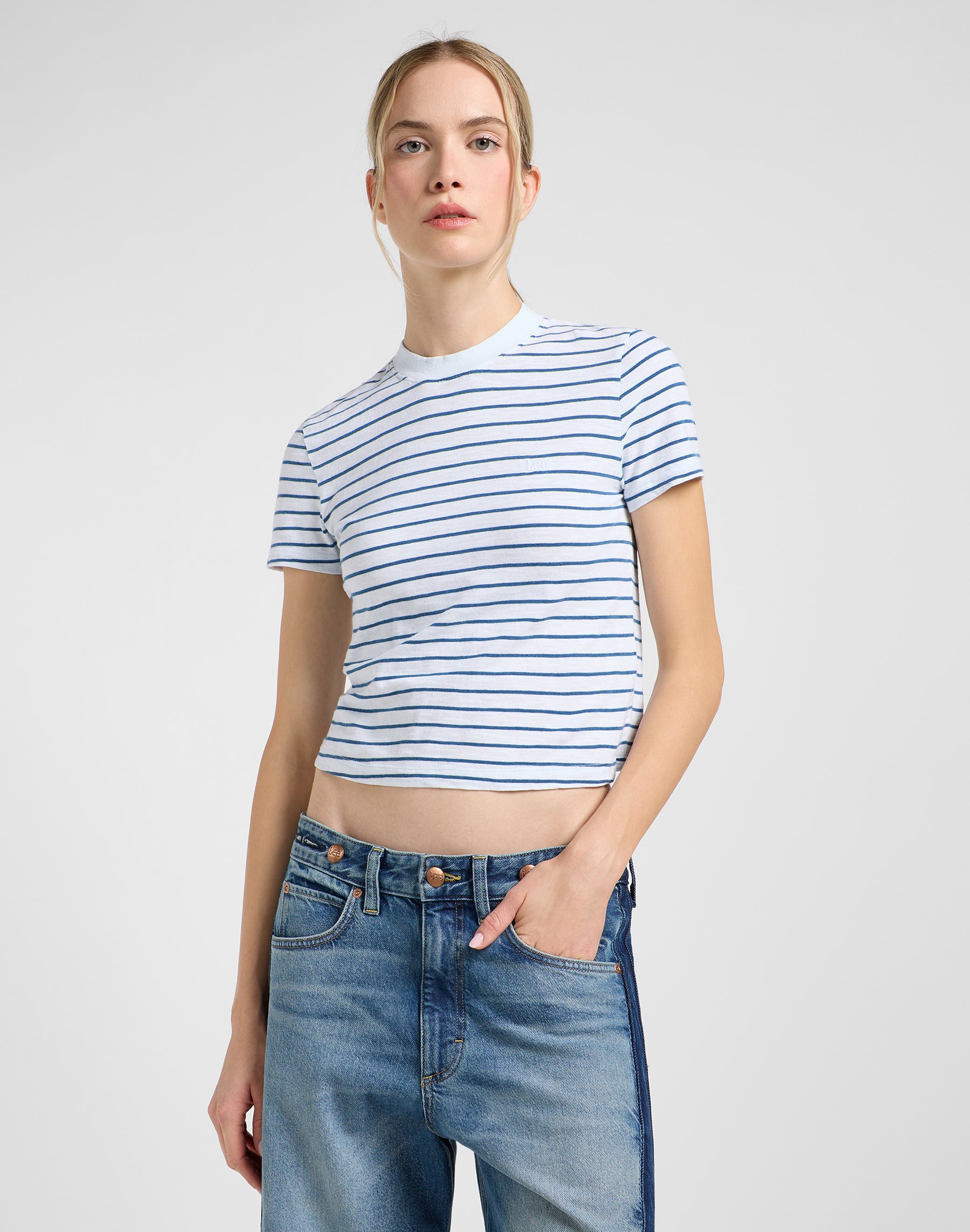 T-shirt cropped in bianco a righe indaco Lee