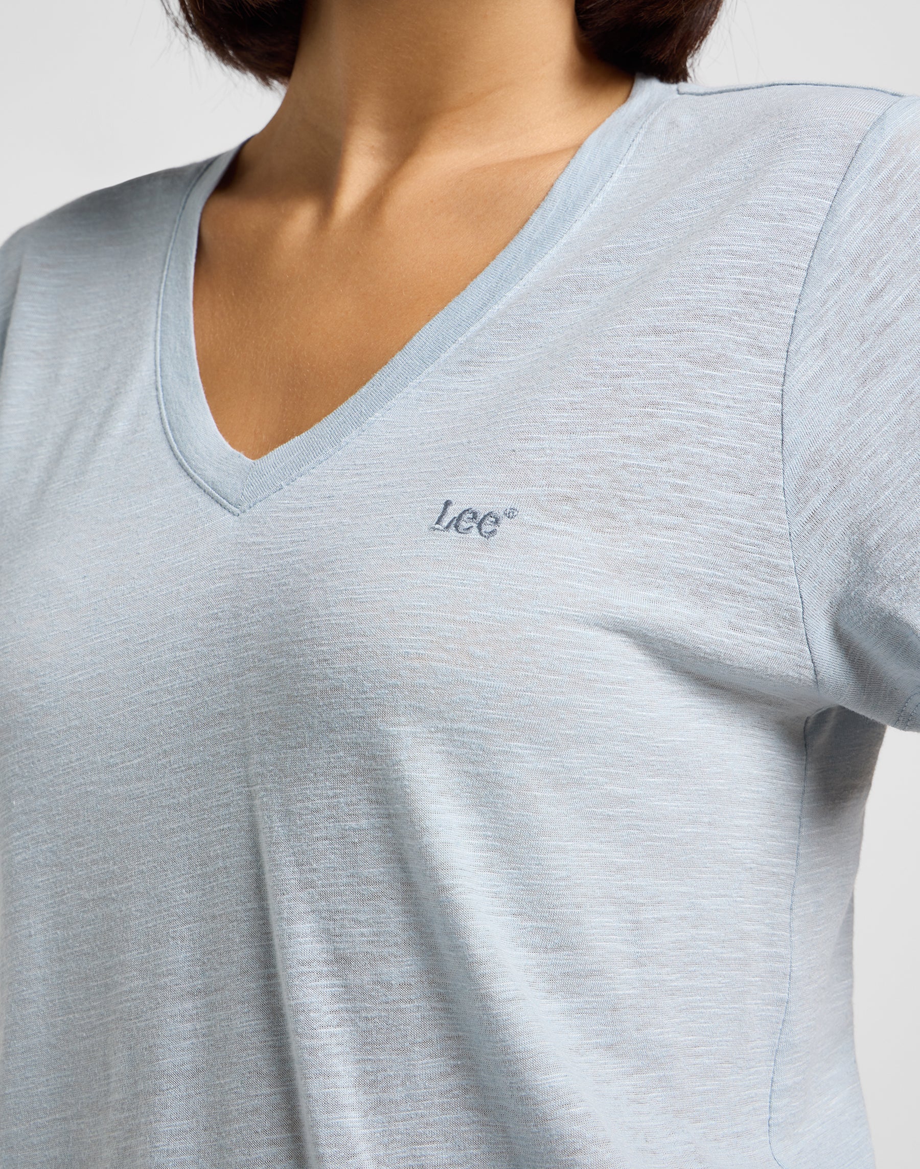 T-shirt con scollo a V in grigio cemento Lee