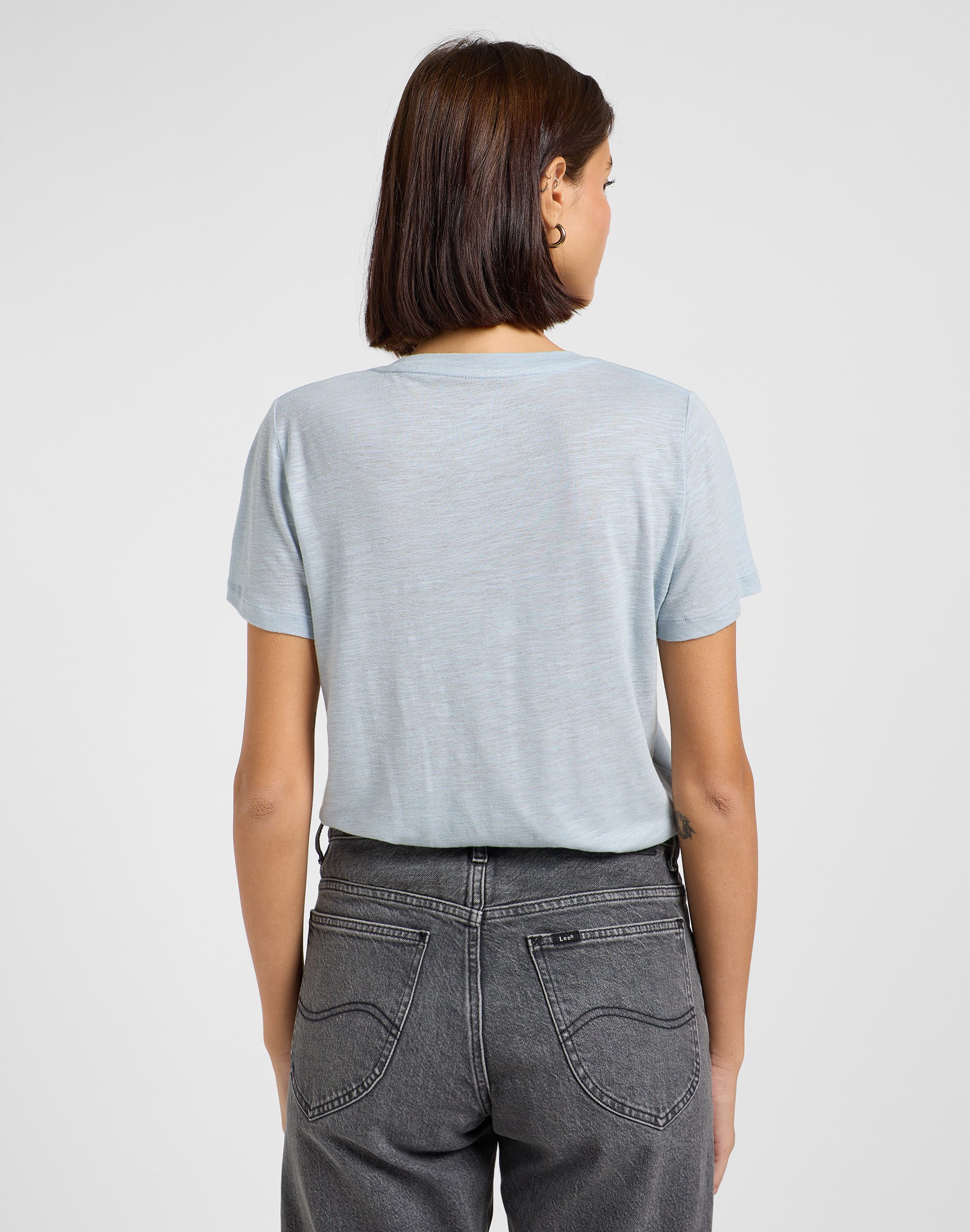 T-shirt con scollo a V in grigio cemento Lee