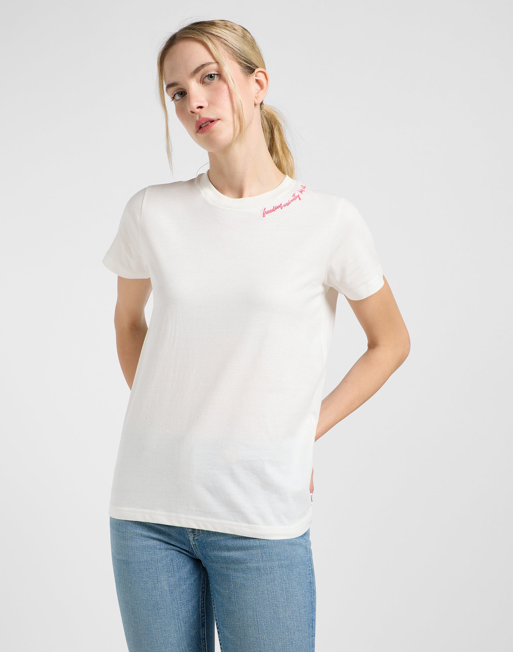 Maglietta con piccolo ricamo in ecru T-shirt Lee