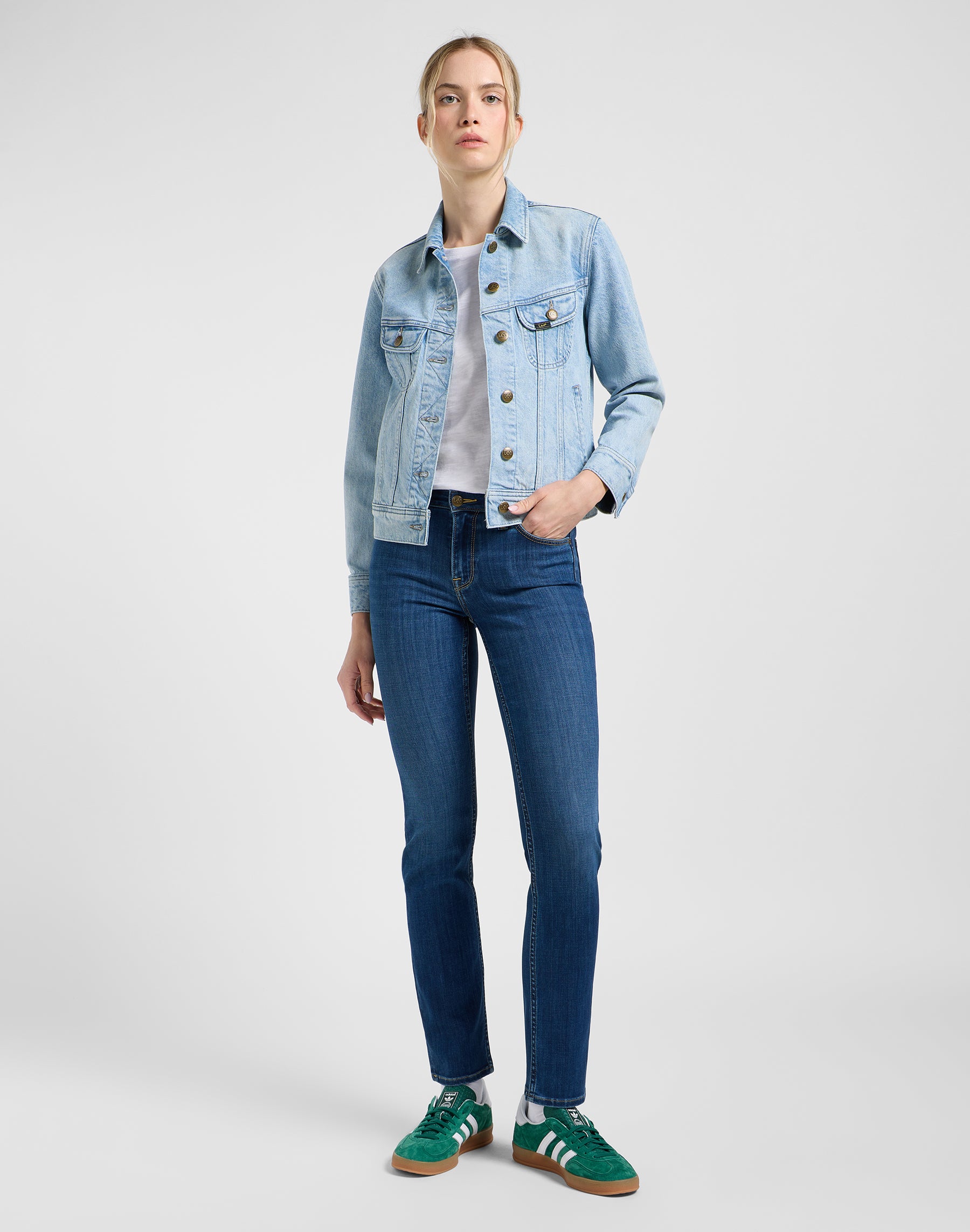 Elly in jeans Ivy Wash Lee