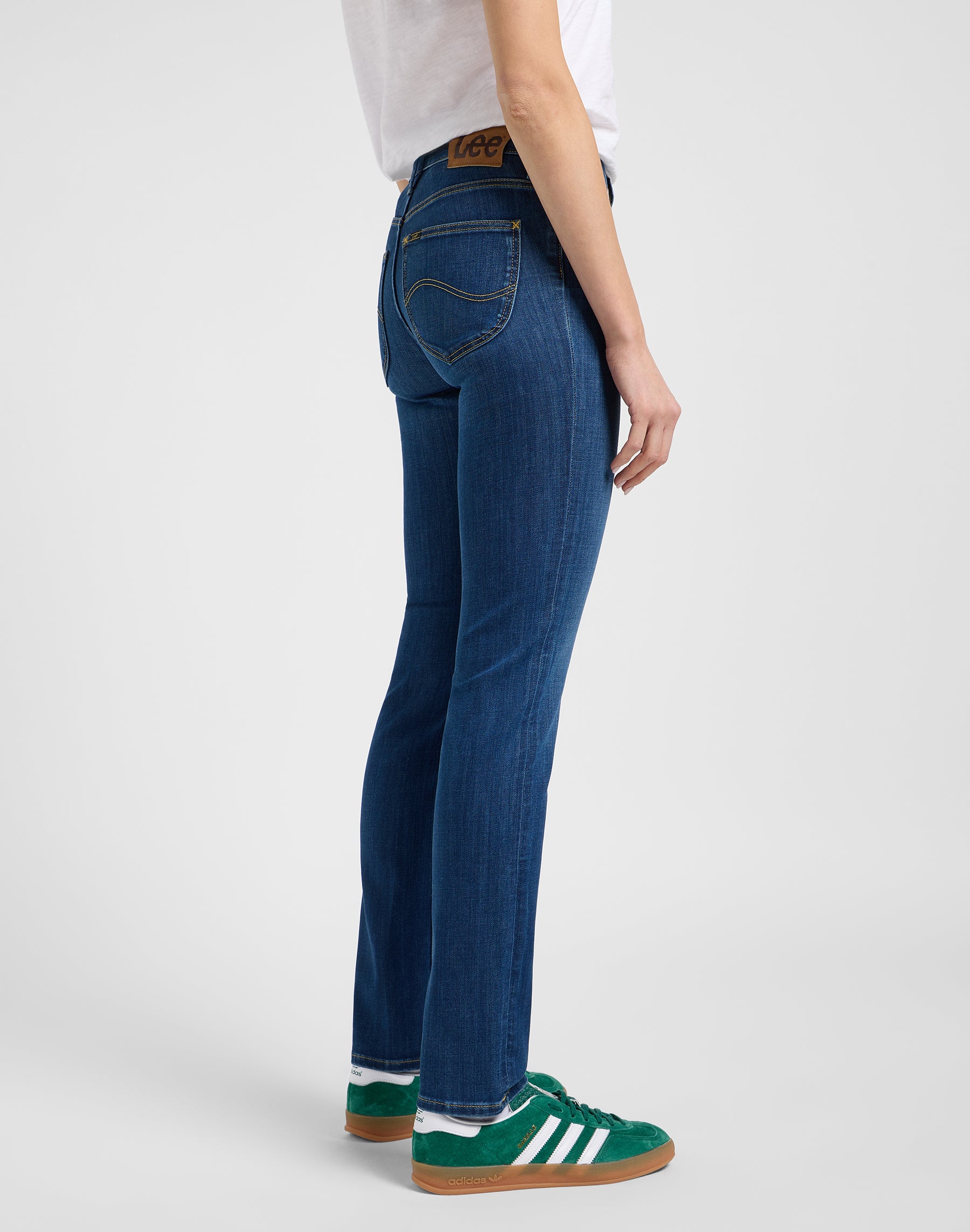 Elly in jeans Ivy Wash Lee